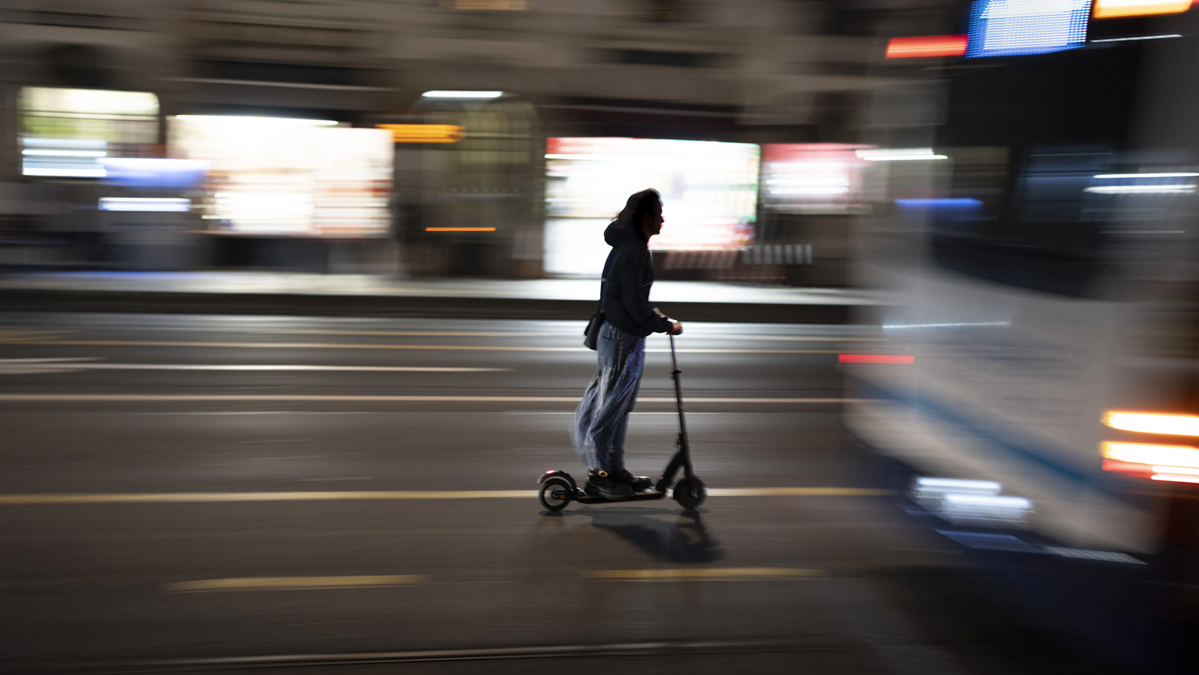 Ja, für E-Trottis gilt ein Alterslimit – und für E-Scooter und E-Bikes auch
