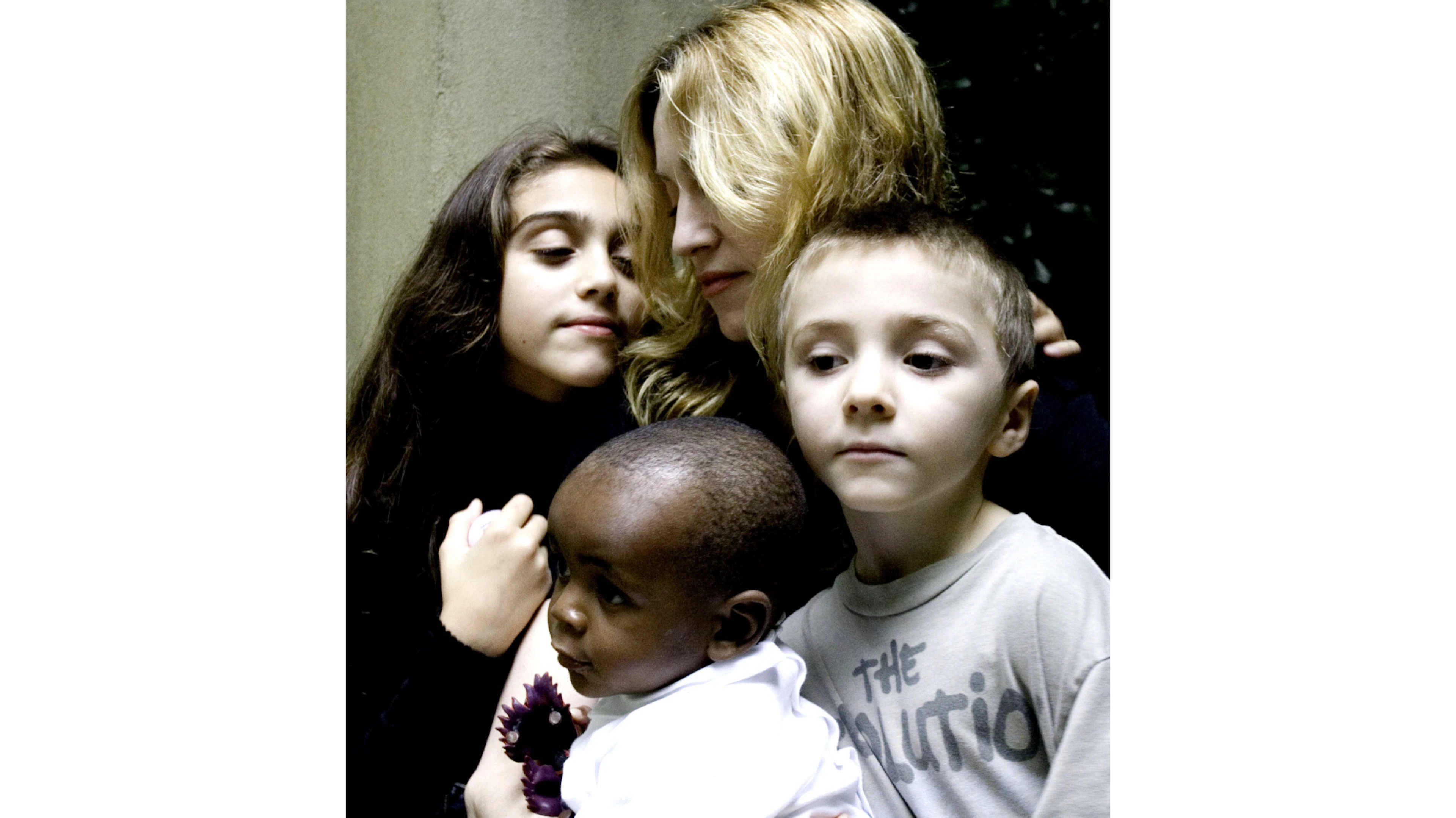 Madonna 2006 mit drei von ihren Kindern: Lourdes (l.), Rocco (r.) und David Banda (M.).