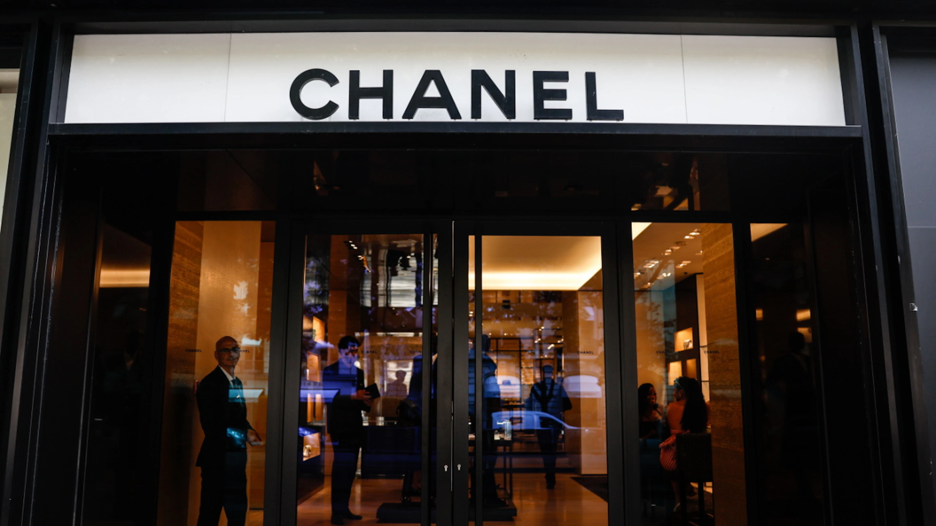 Chanel a racheté une marque iconique de chemisiers, Charvet, installée sur la célèbre place Vendôme à Paris (archives).