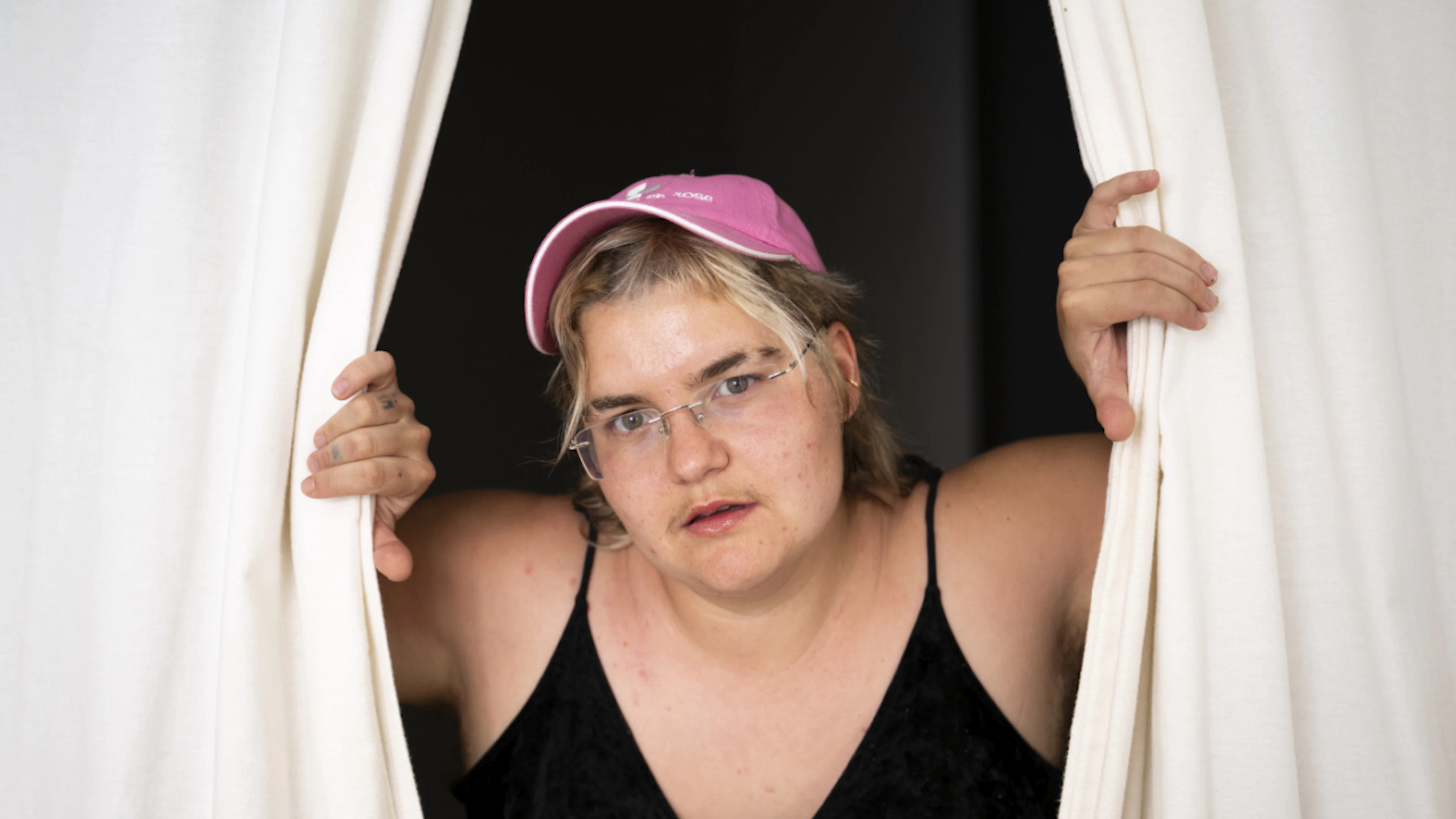 Die Tessiner Künstlerin Rebecca Solari ist in verschiedenen Disziplinen und Sprachen zu Hause. Am Wochenende performt sie auf dem Klausenpass.