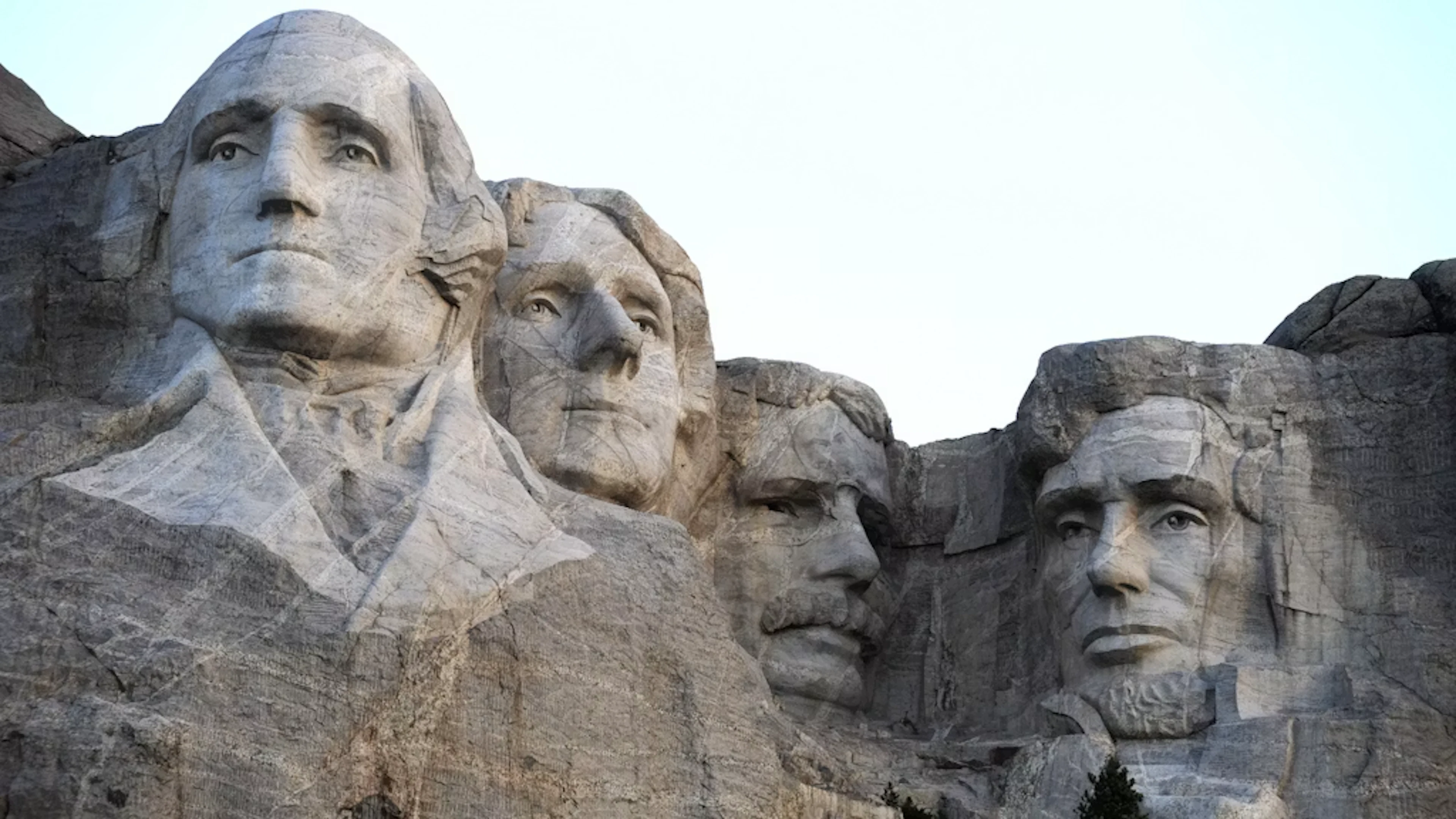 Le Mont Rushmore immortalise George Washington, Thomas Jefferson, Theodore Roosevelt et Abraham Lincoln. John Adams n'y figure pas, bien qu'il fasse lui aussi partie des Pères fondateurs. Le sculpteur Gutzon Borglum a choisi quatre présidents qui, selon lui, symbolisaient la fondation, l'expansion, le développement et la préservation des États-Unis.