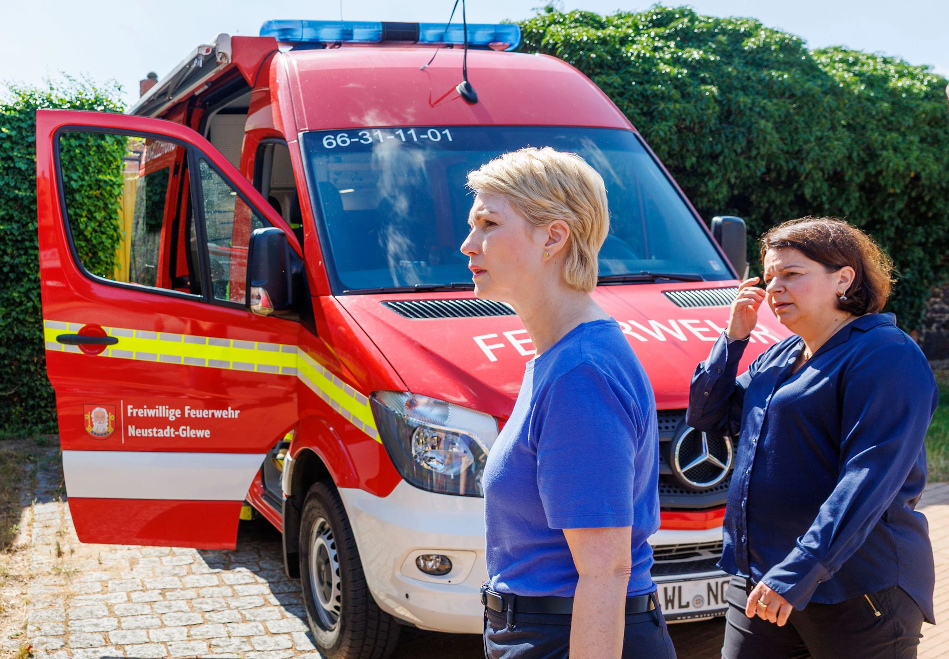 Ministerpräsidentin Manuela Schwesig (l) und Sozialministerin Drese waren ebenfalls vor Ort.