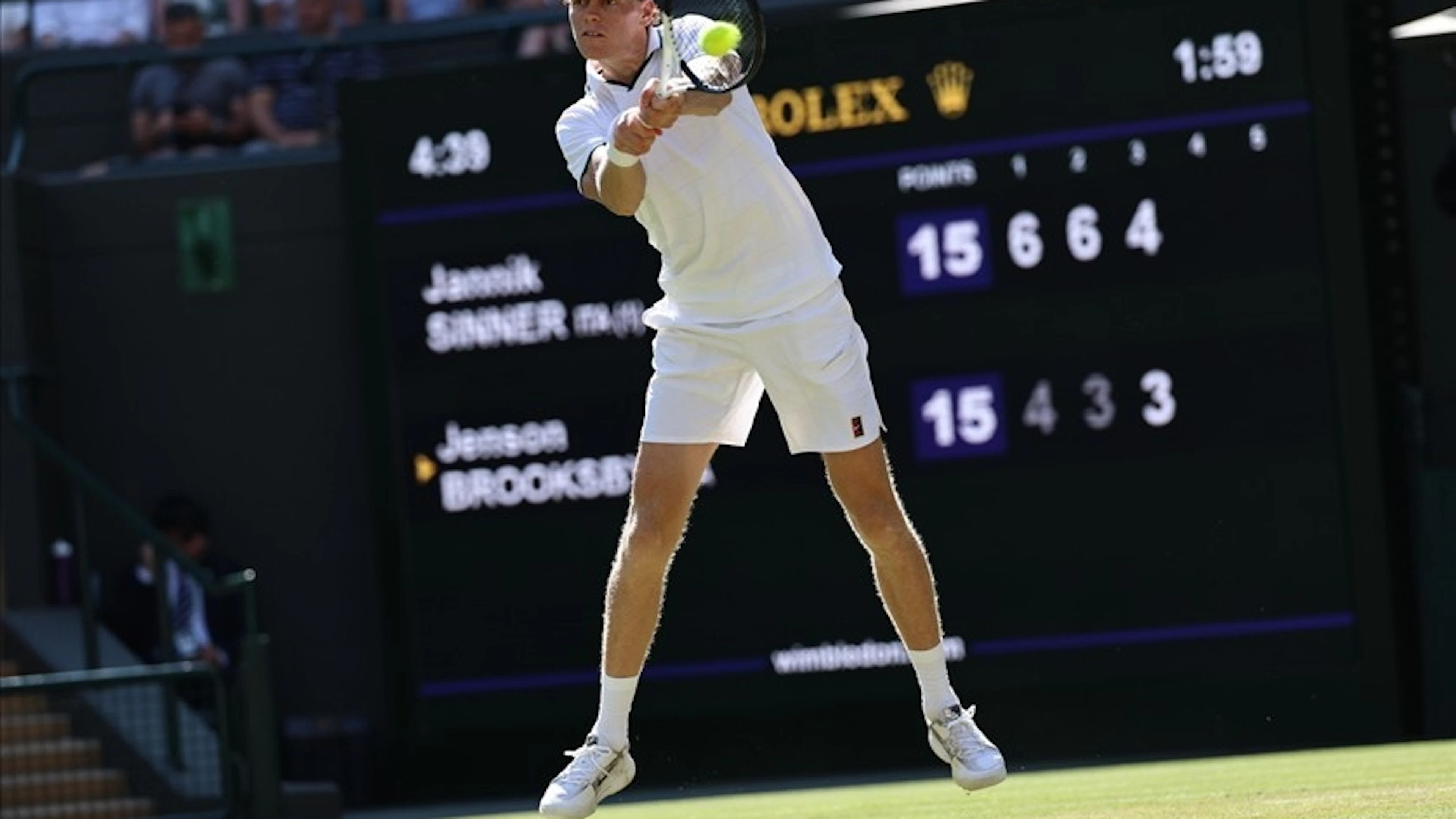Sinner agli ottavi a Wimbledon. Pure Djokovic, ma con qualche difficoltà in più