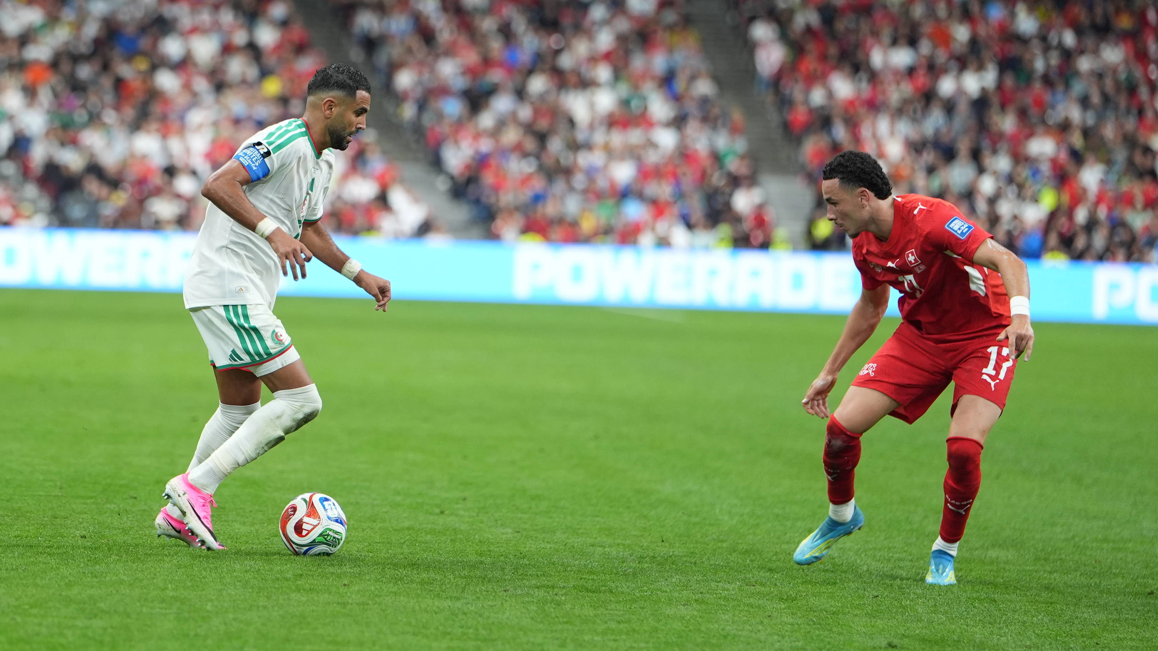 Mahrez cerca di superare Vargas.