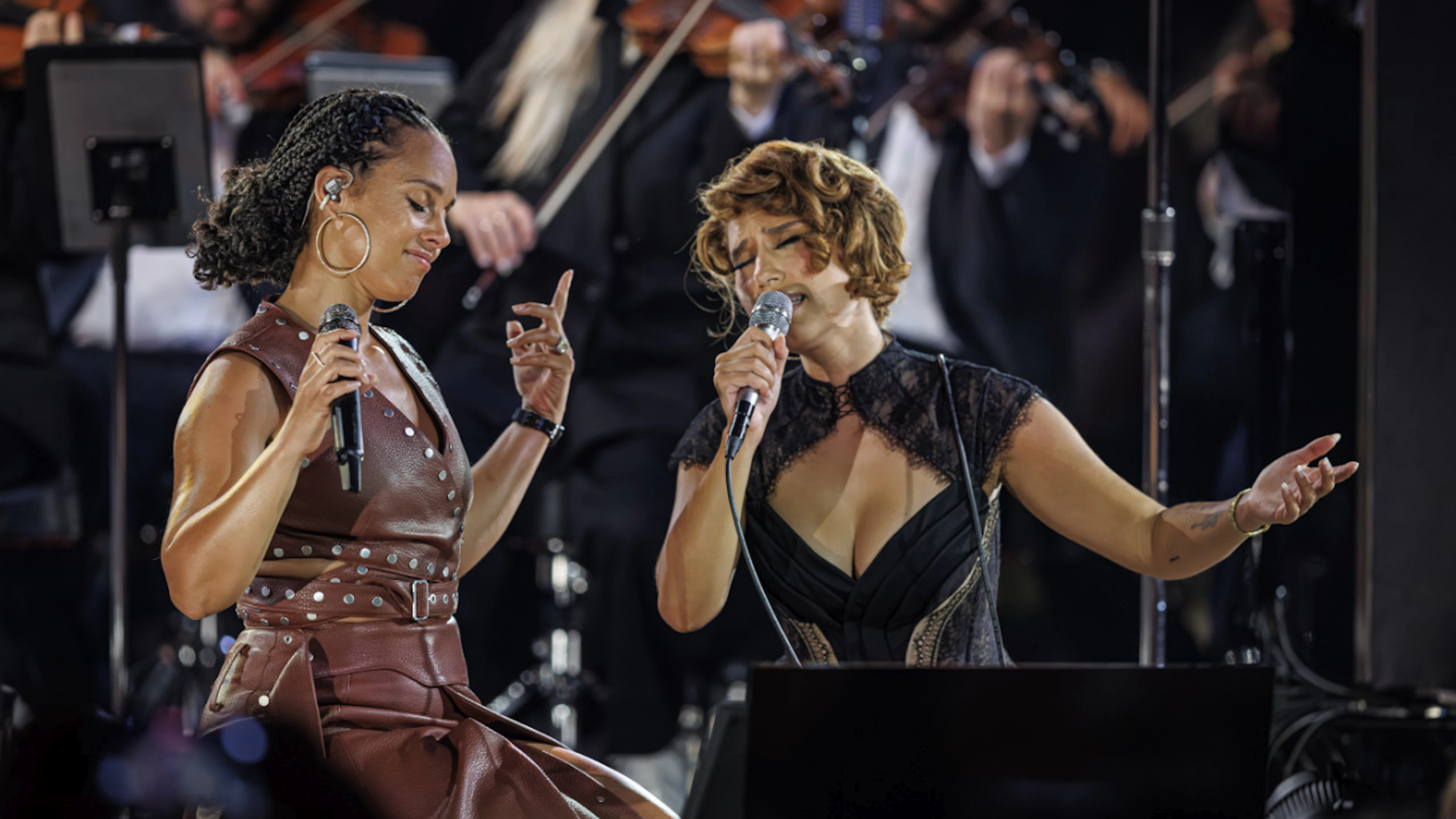 Die britische Musikerin Raye (rechts) lud Superstar Alicia Keys (links) auf die Bühne des Montreux Jazz Festivals.