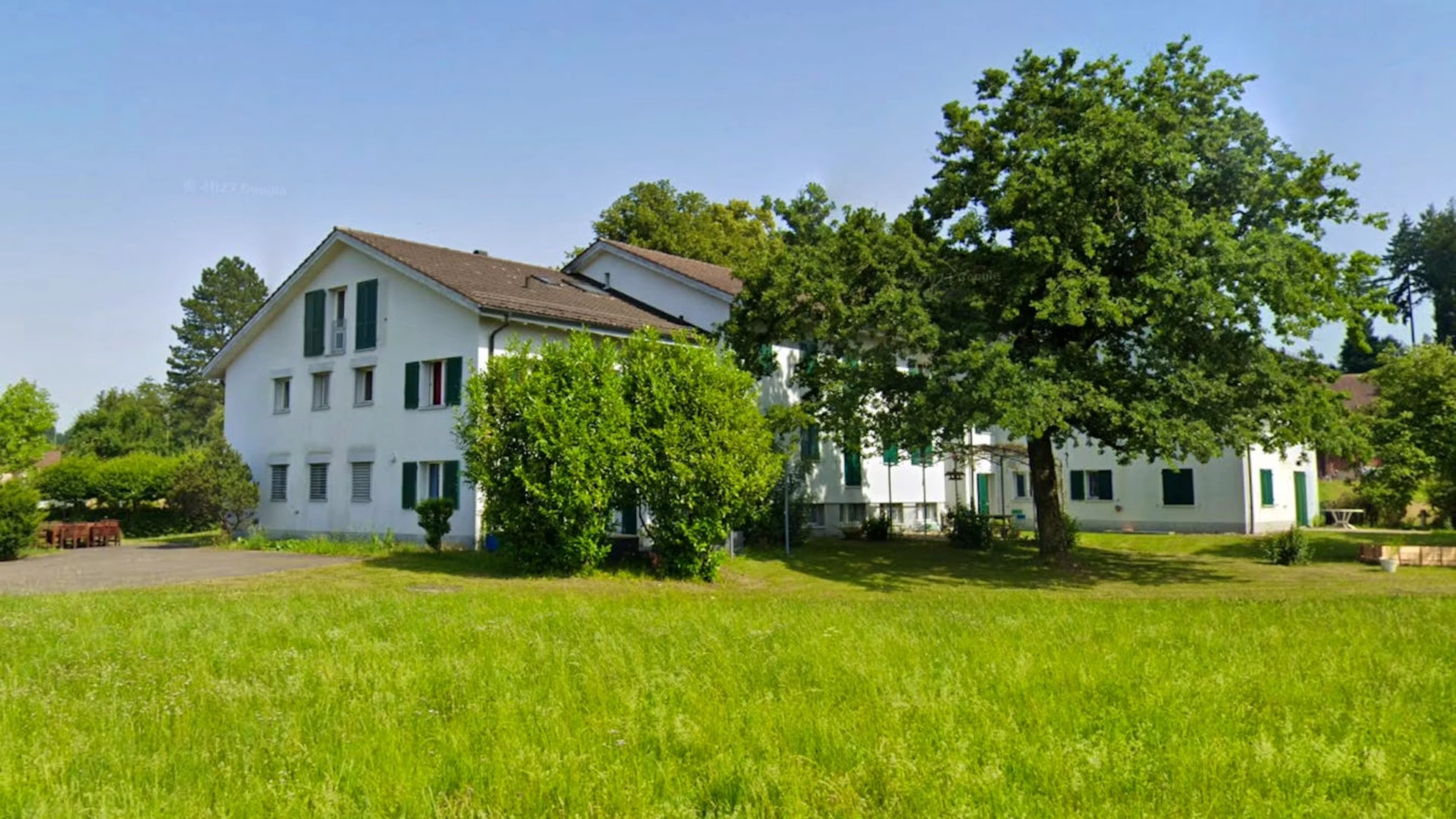In dieser Wohngruppe in Bassersdorf soll es zum Angriff gekommen sein. (Archivbild)