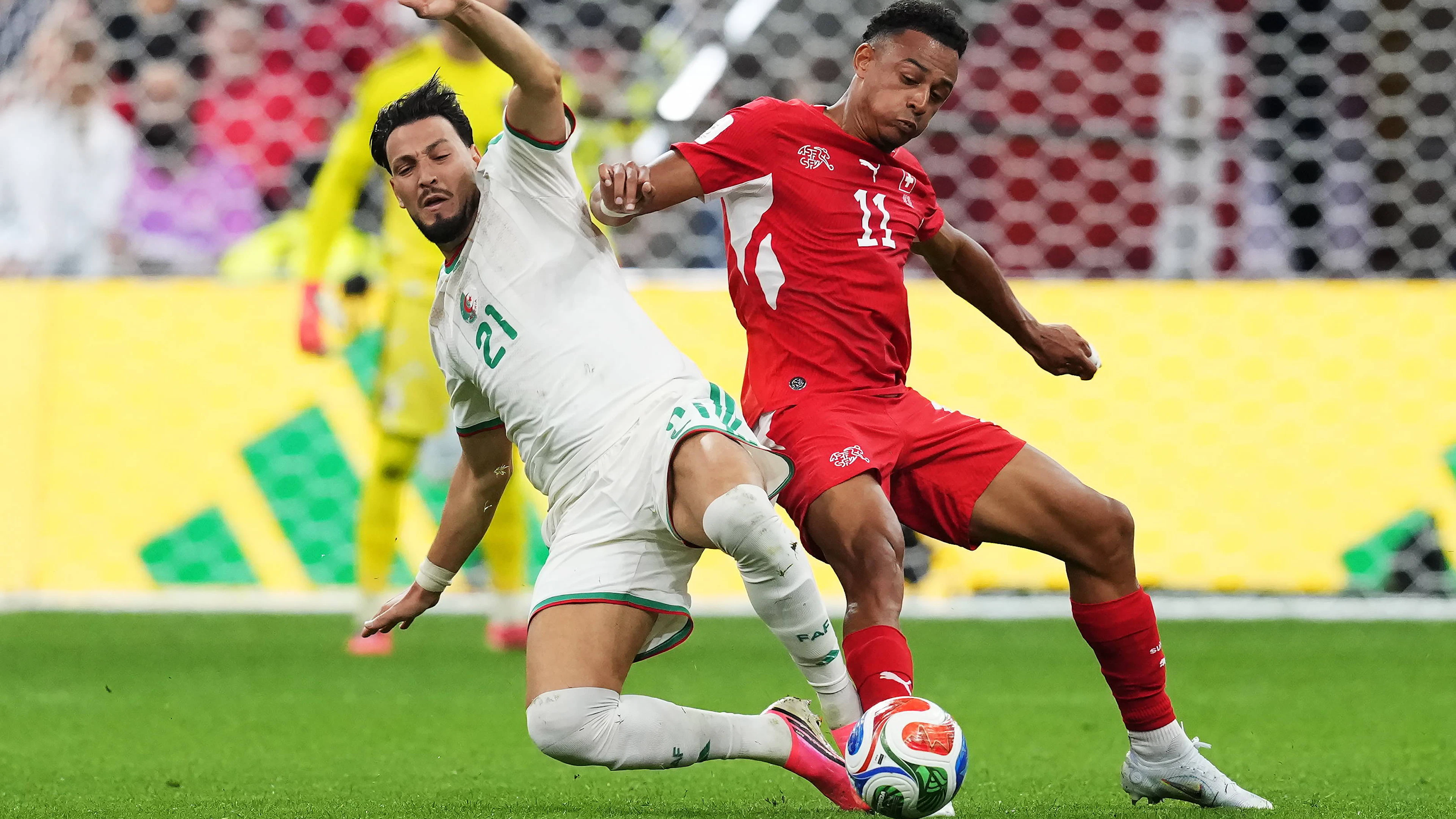 Scontro di gioco fra Ramy Bensebaini e Dan Ndoye.
