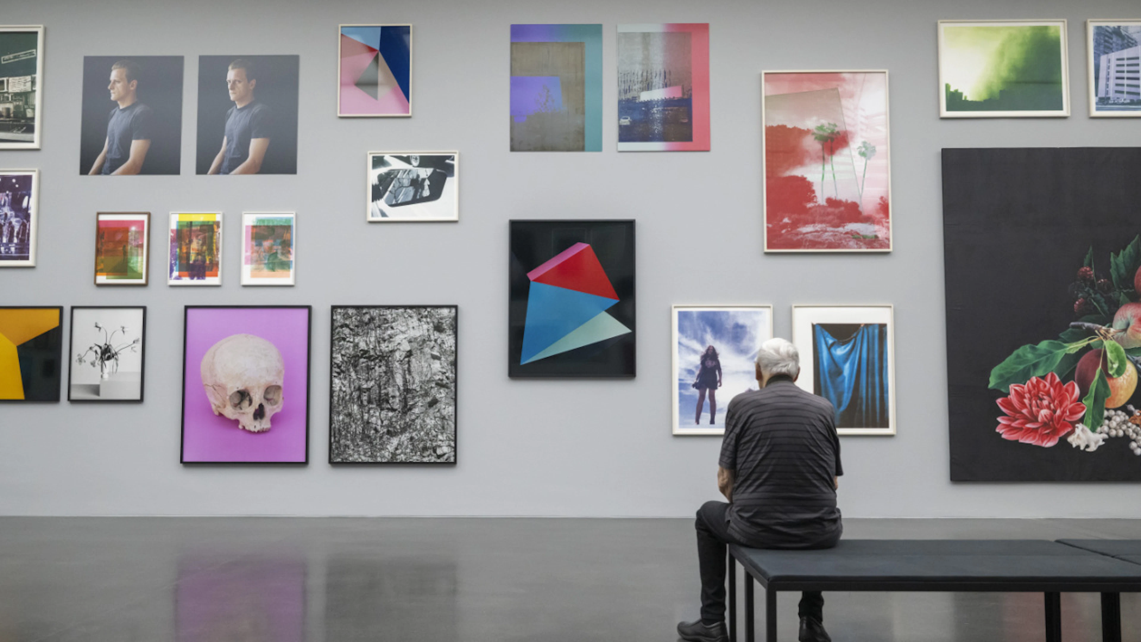 «All at Once» zeigt, auf welch vielfältige Art und Weise Shirana Shahbazi mit ihren Fotografien umgeht.