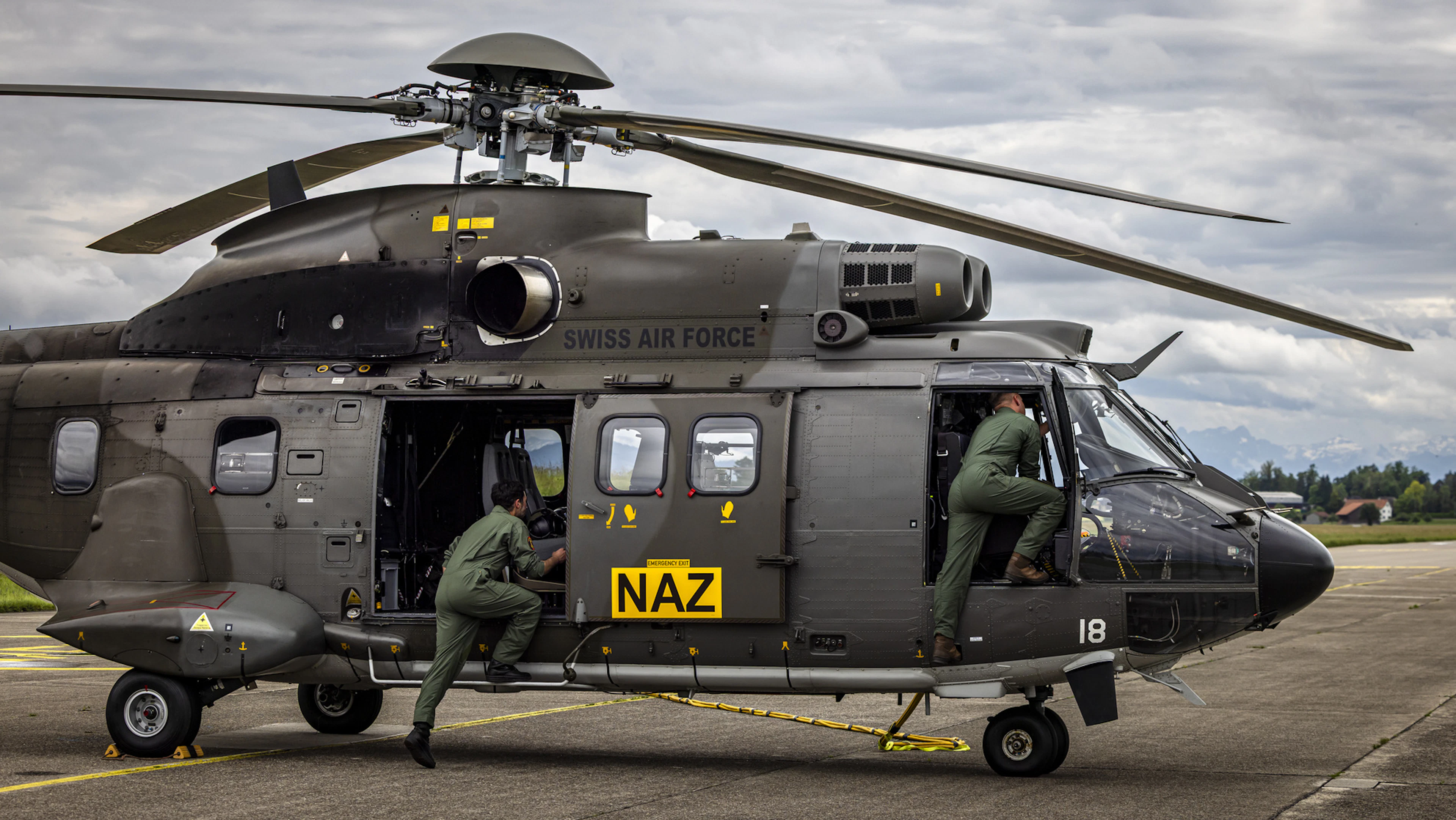 Un Super Puma de l'armée, doté d’un système de vision nocturne et de détection thermique, a été mobilisé pour les recherches.