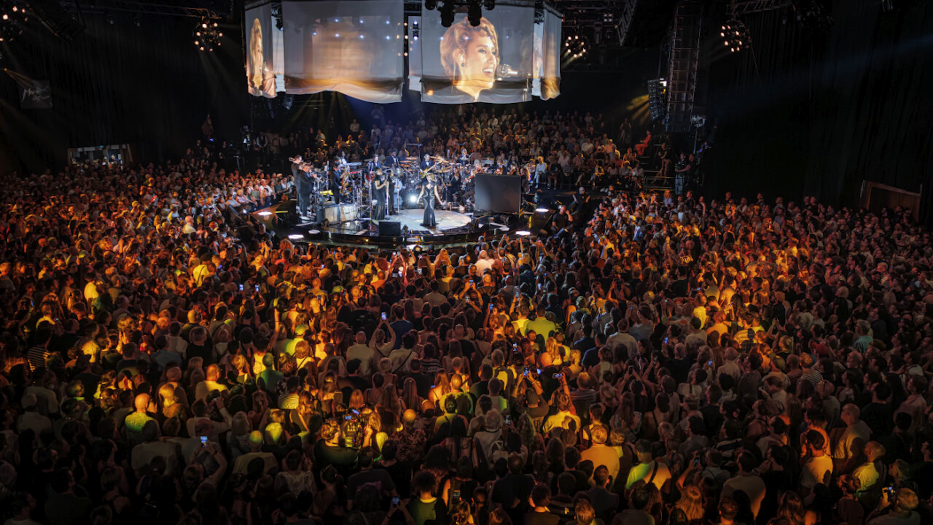 RAYE begeistert das Publikum beim Eröffnungsabend des 60. Montreux Jazz Festivals im Stravinski Auditorium.