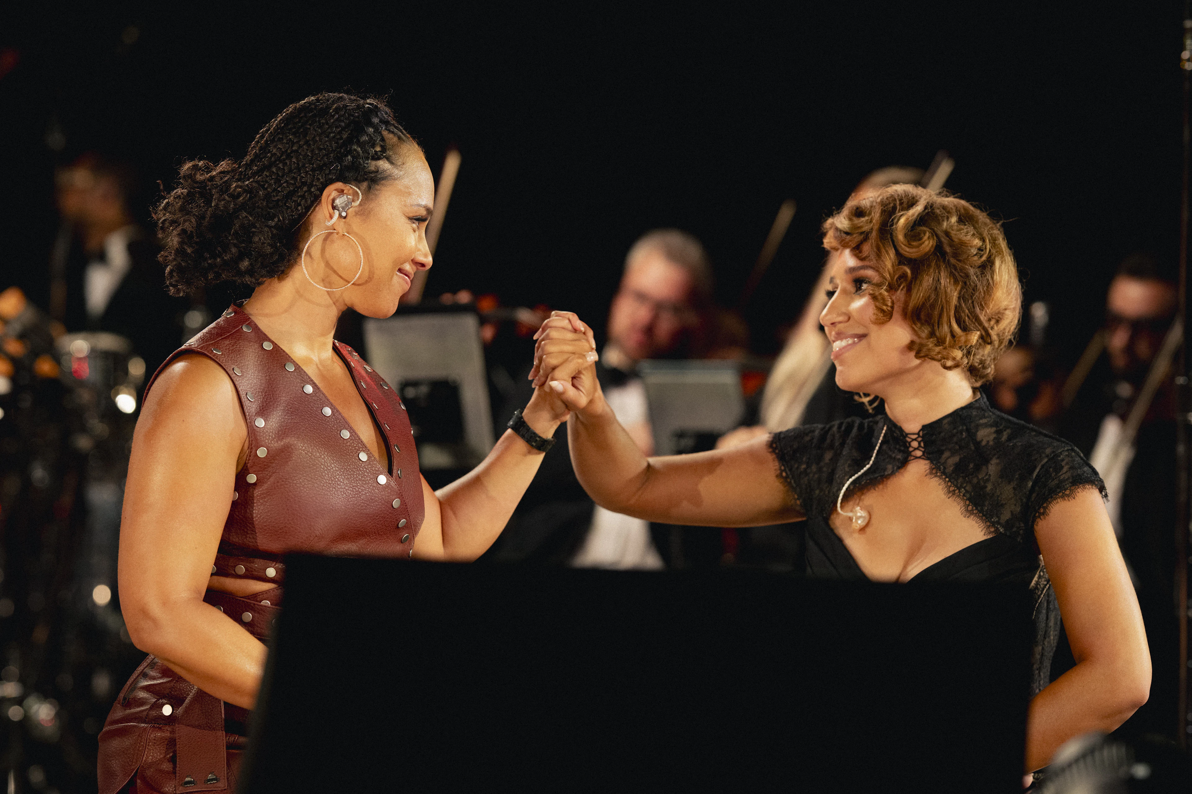 Raye mit Überraschungsgast Alicia Keys.