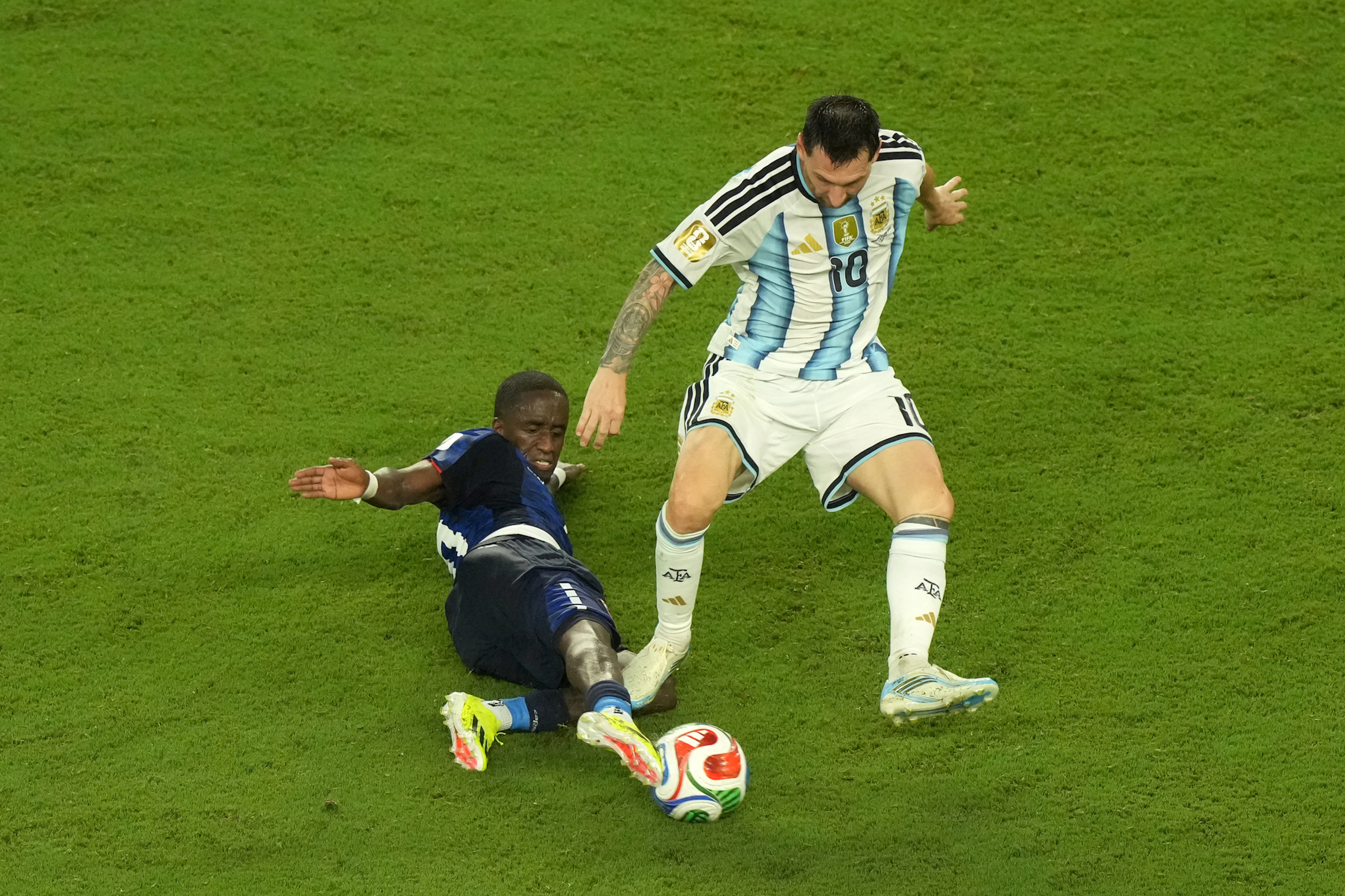 Jamiro Monteiro di Capo Verde contende la palla all'argentino Lionel Messi durante la partita dei sedicesimi di finale. Capo Verde ha sfiorato l'impresa, perdendo 3-2.