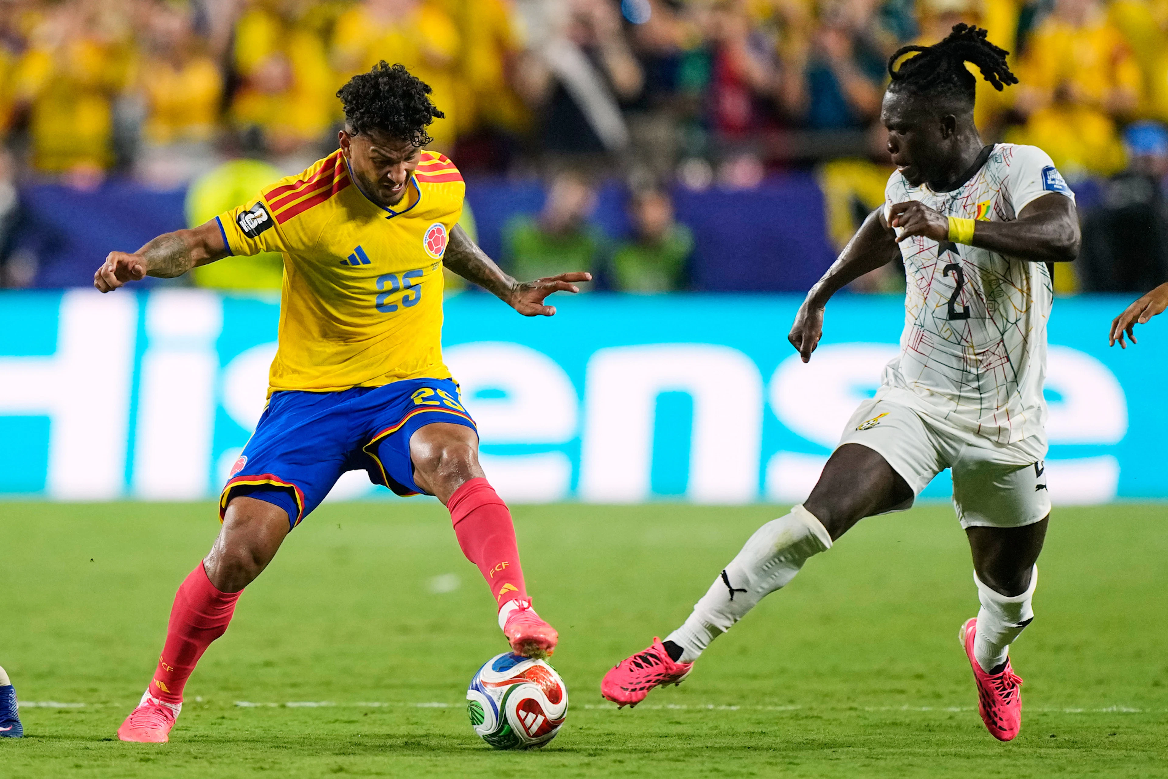 Il colombiano Luis Suárez e il ghanese Alidu Seidu durante la partita dei sedicesimi di finale, vinta 1-0 dai colombiani.