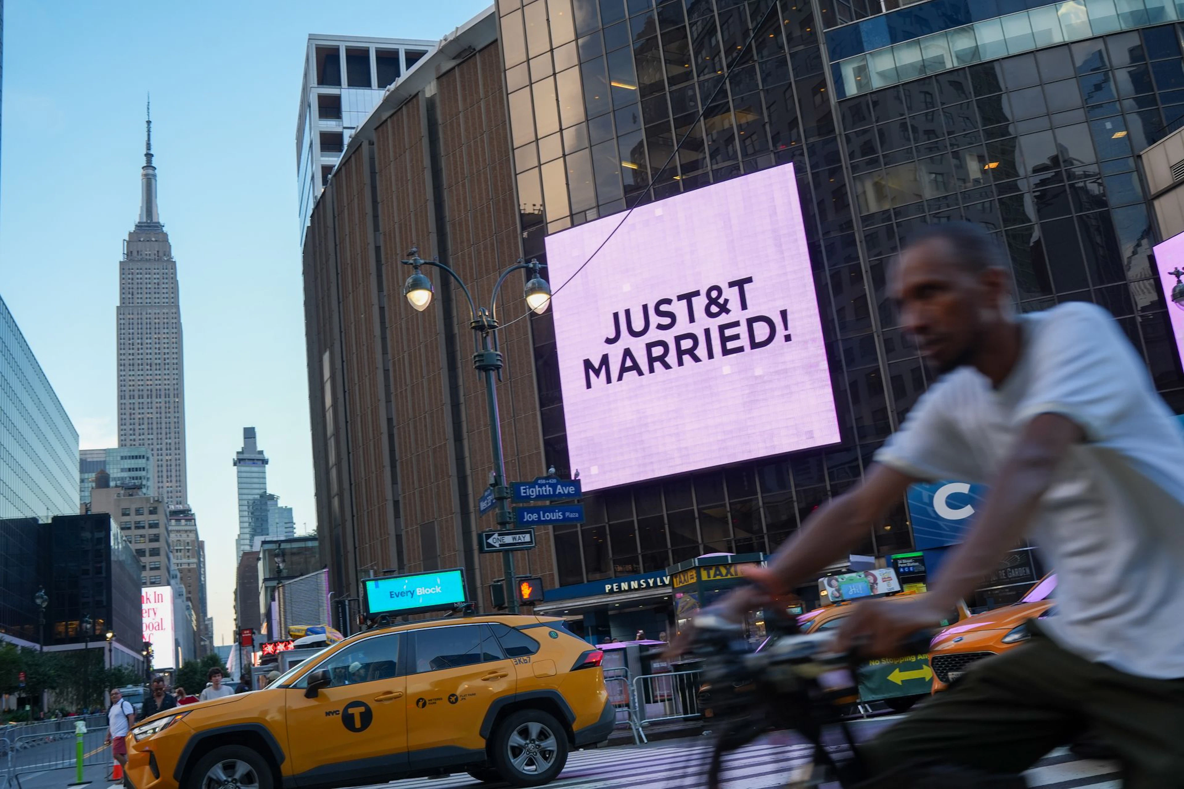 Auf den Anzeigetafeln des Madison Square Garden erschien nach der Trauung «JUST&T MARRIED» – ein Wortspiel mit den Initialen von Taylor und Travis.
