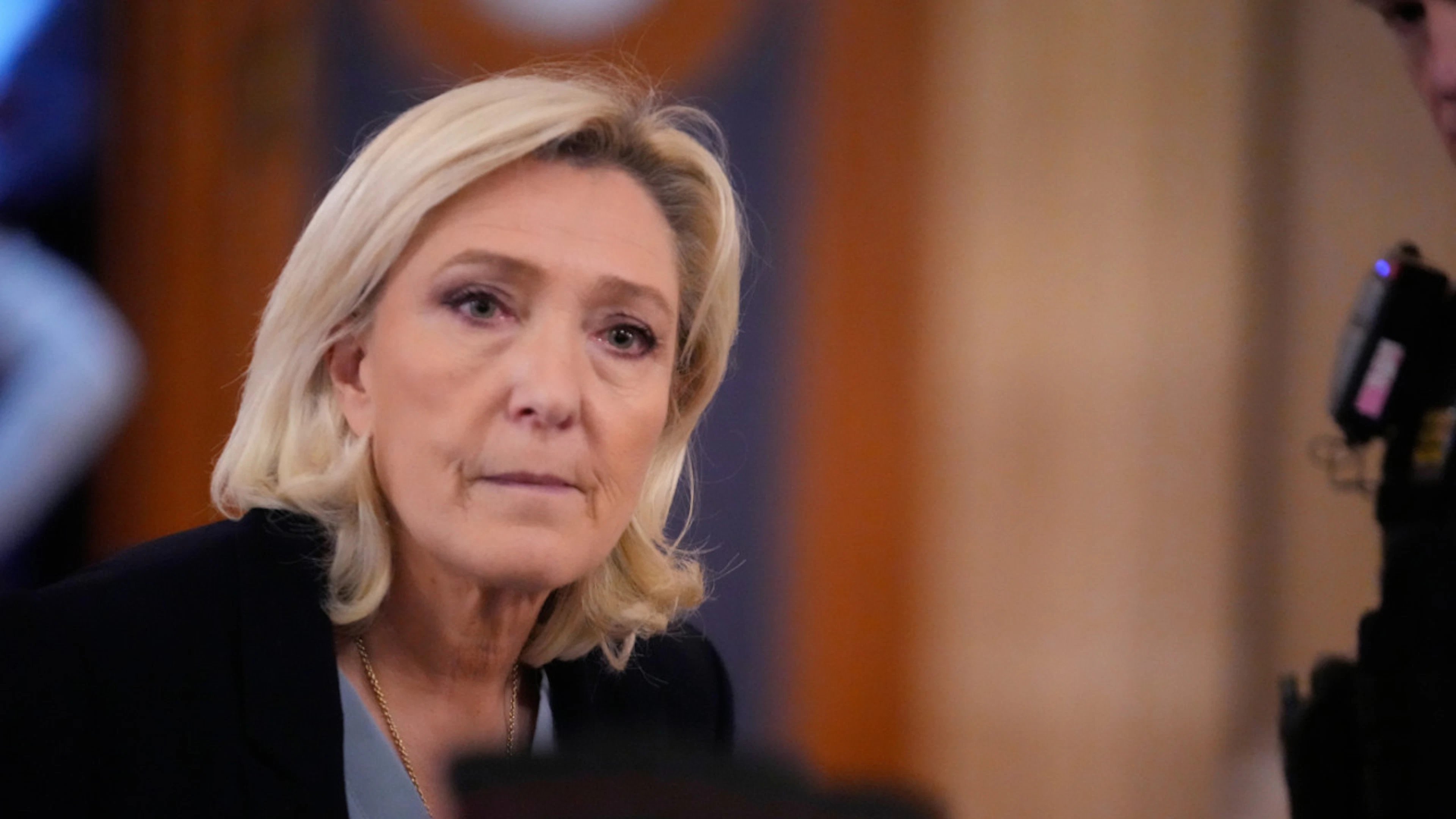 Suspense Le Pen, martedì saprà se potrà candidarsi all'Eliseo: «Non ho paura». Ma la realtà sarebbe diversa