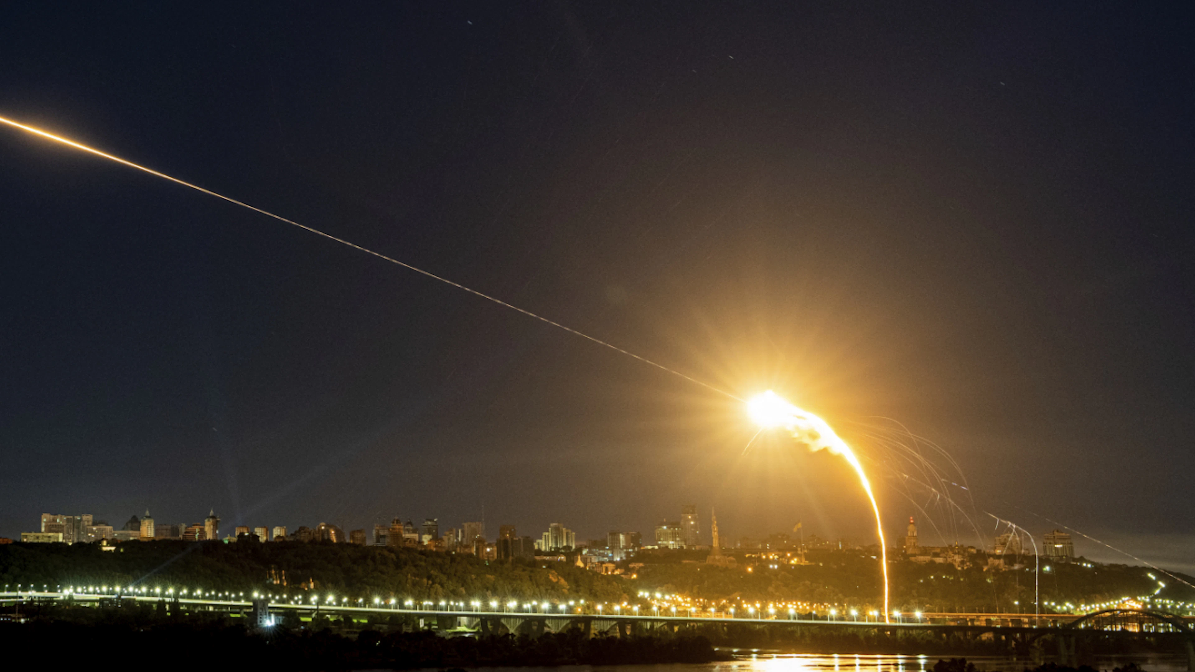 ARCHIV – Die ukrainische Luftabwehr fängt bei einem russischen Luftangriff auf die ukrainische Hauptstadt eine Drohne in der Luft ab. (Archivbild) Foto: Evgeniy Maloletka/AP/dpa