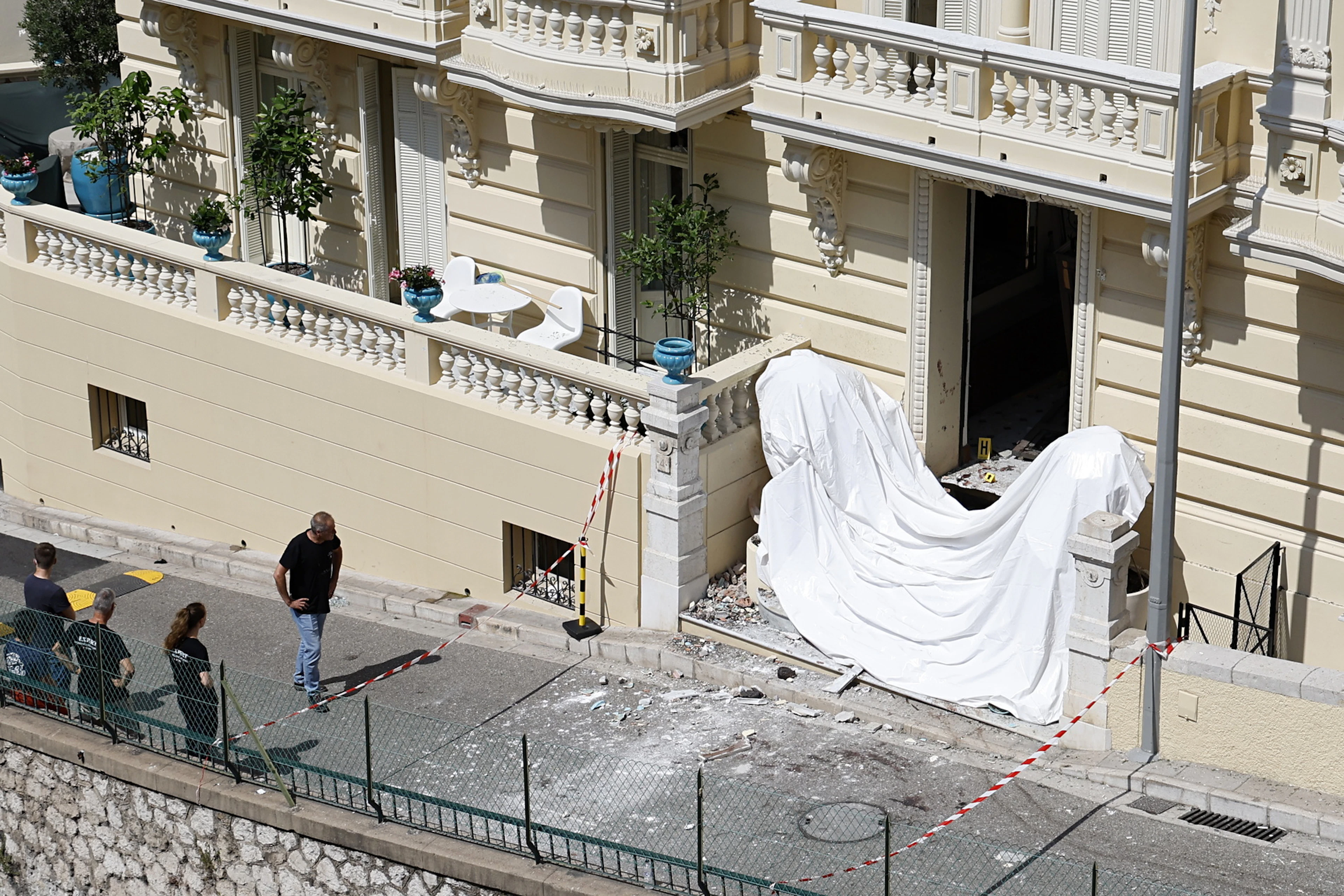 L'ingresso di un edificio residenziale di Monaco il 30 giugno 2026: la sera precedente l'esplosione di un presunto pacco-bomba ha ferito l'imprenditore di origine ucraina Vadym Yermolaiev e altre due persone.