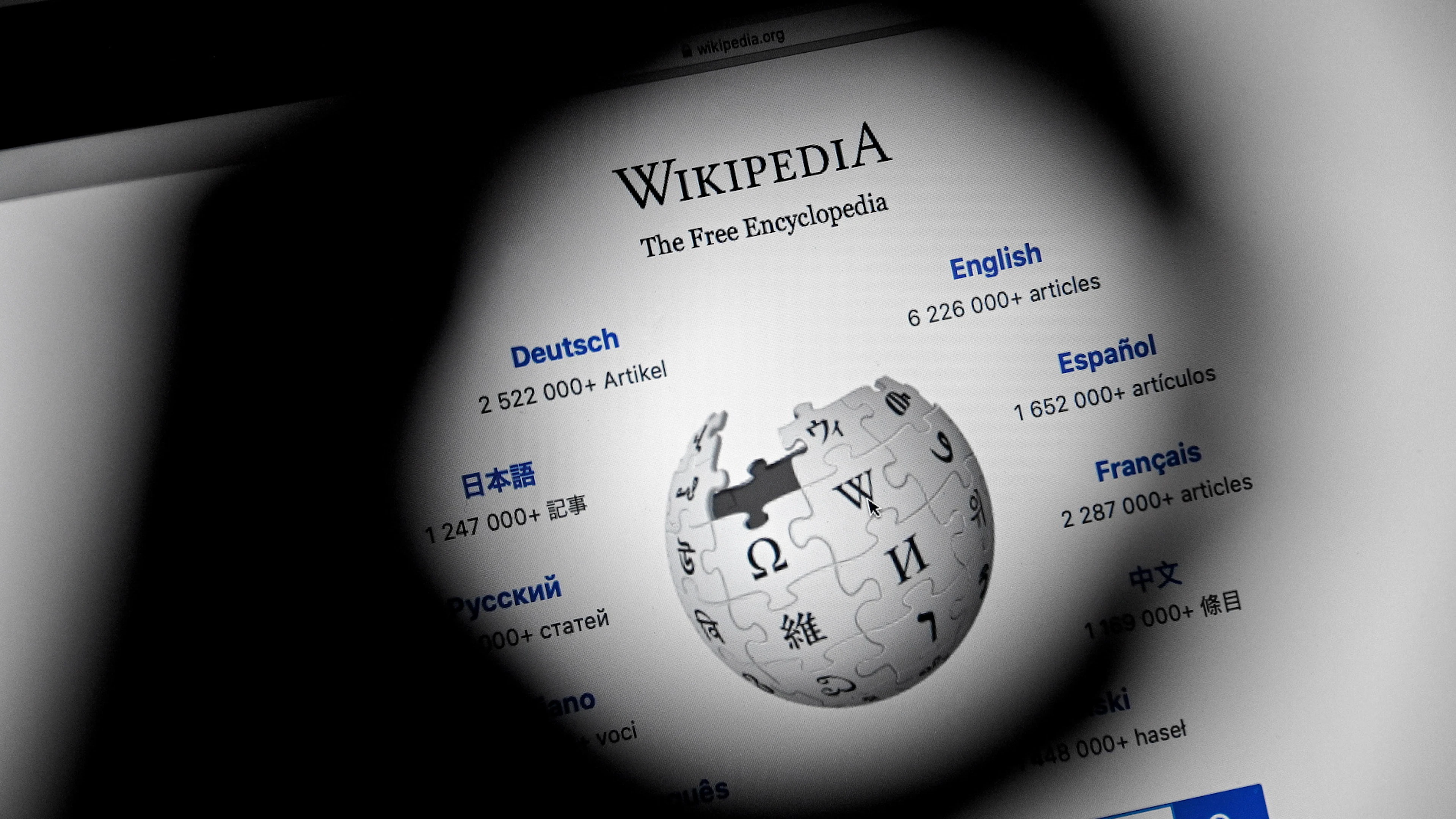 Über 150 Artikel in einer Nacht gelöscht: Wikipedias stille Jagd auf KI-Texte