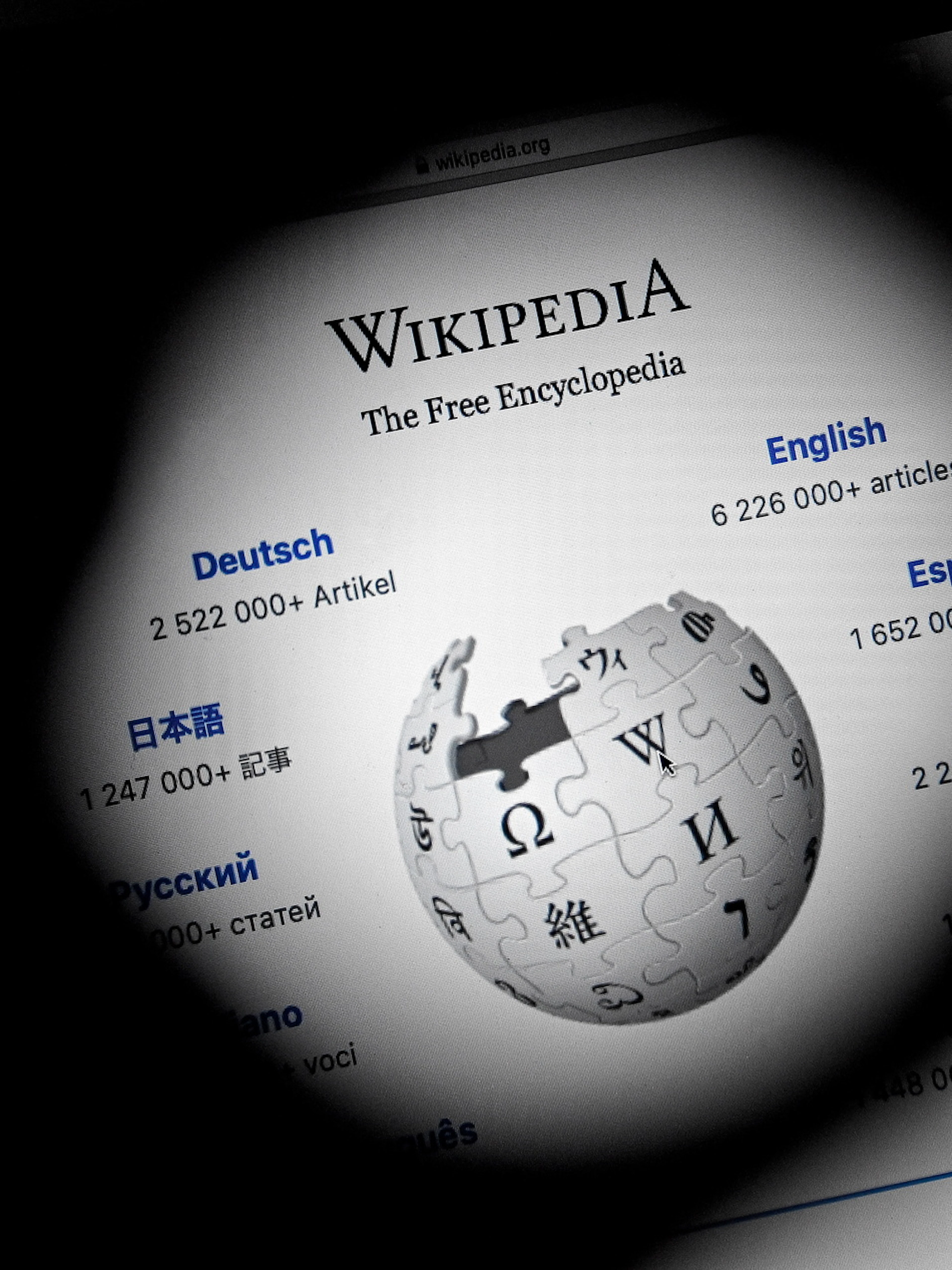 Über 150 Artikel in einer Nacht gelöscht: Wikipedias stille Jagd auf KI-Texte
