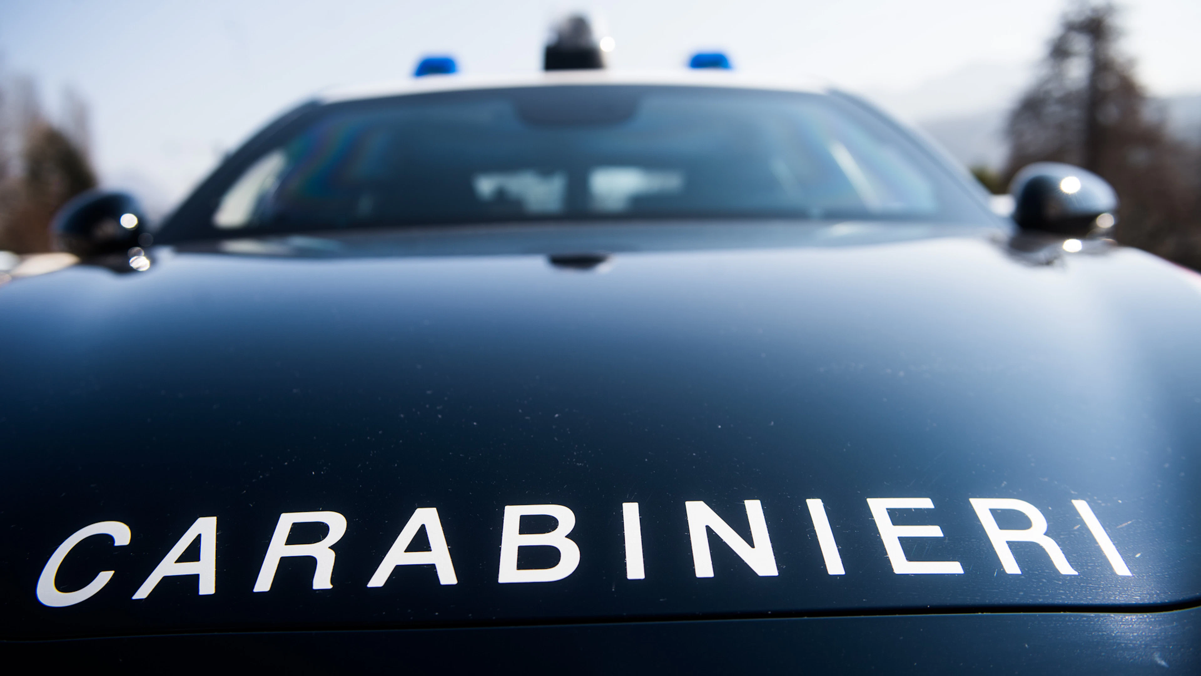 Giallo a Milano: viene accoltellato al bar, il movente è un mistero