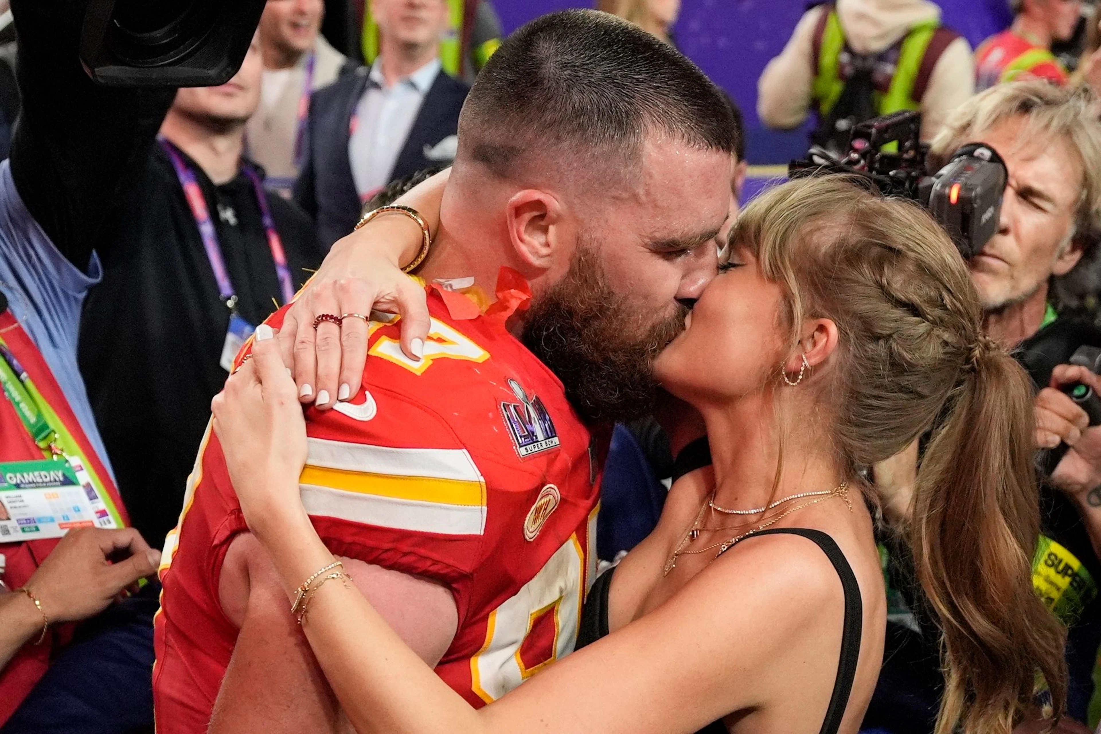 Die Hochzeit von Taylor Swift und Travis Kelce war nicht nur ein privater Moment – sie wurde zum globalen Medienereignis.