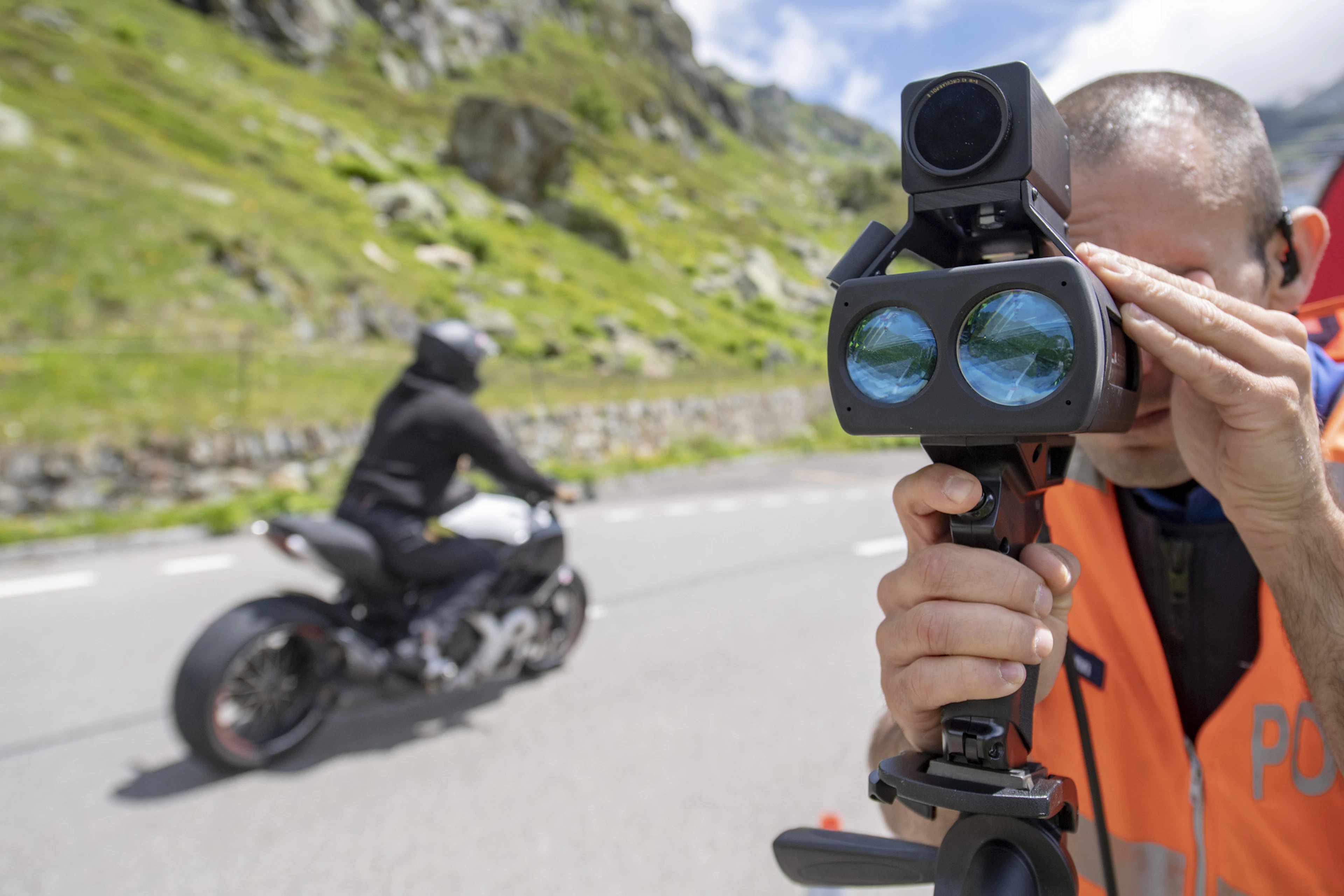 Ein Lasermessgerät der Polizei im Einsatz: Im Aargau wurde so ein Töfffahrer erwischt, der 104 km/h zu schnell war. (Symbolbild)
