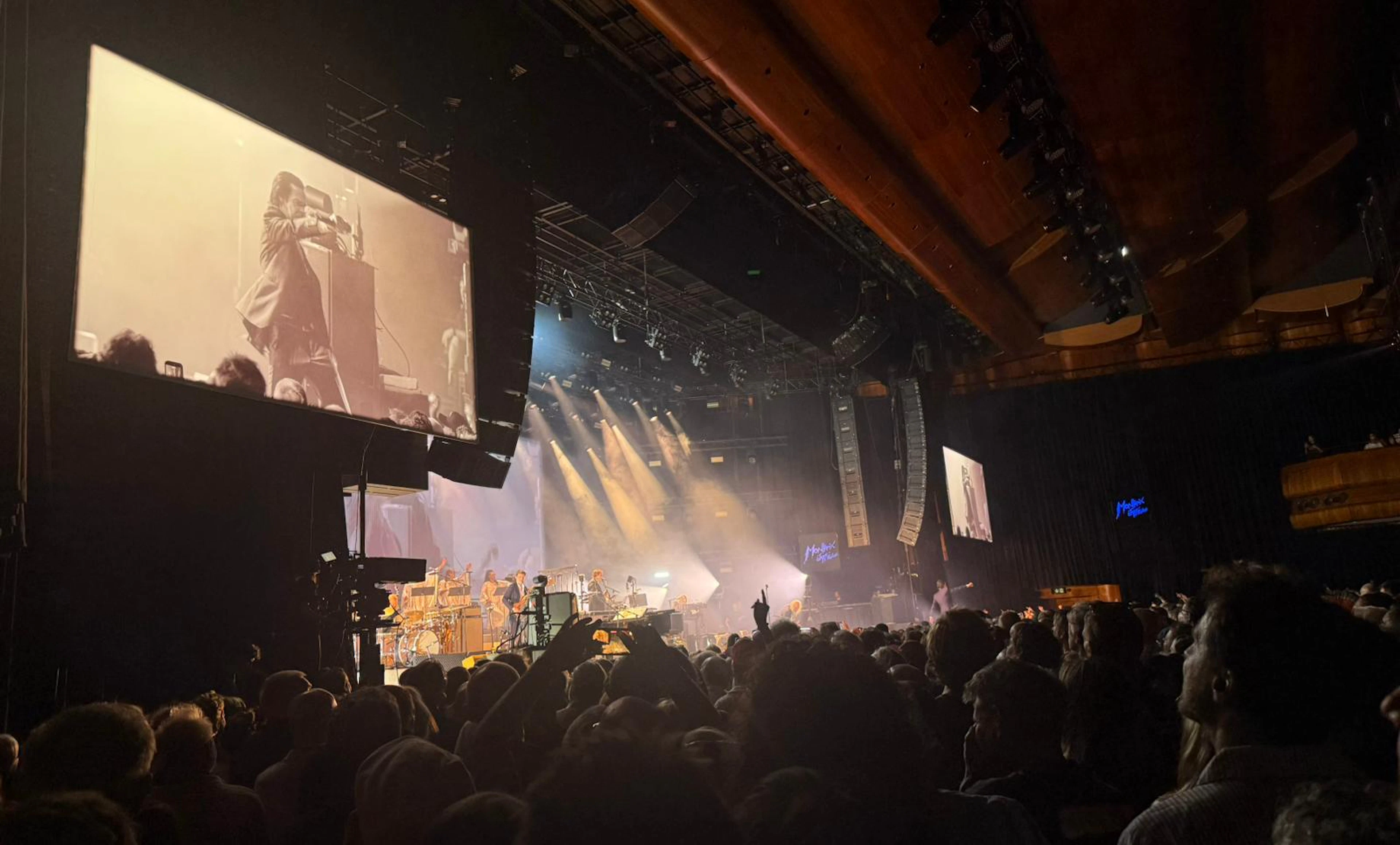 Nick Cave in Montreux: Simple Bühnenshow mit charismatischer Präsenz.