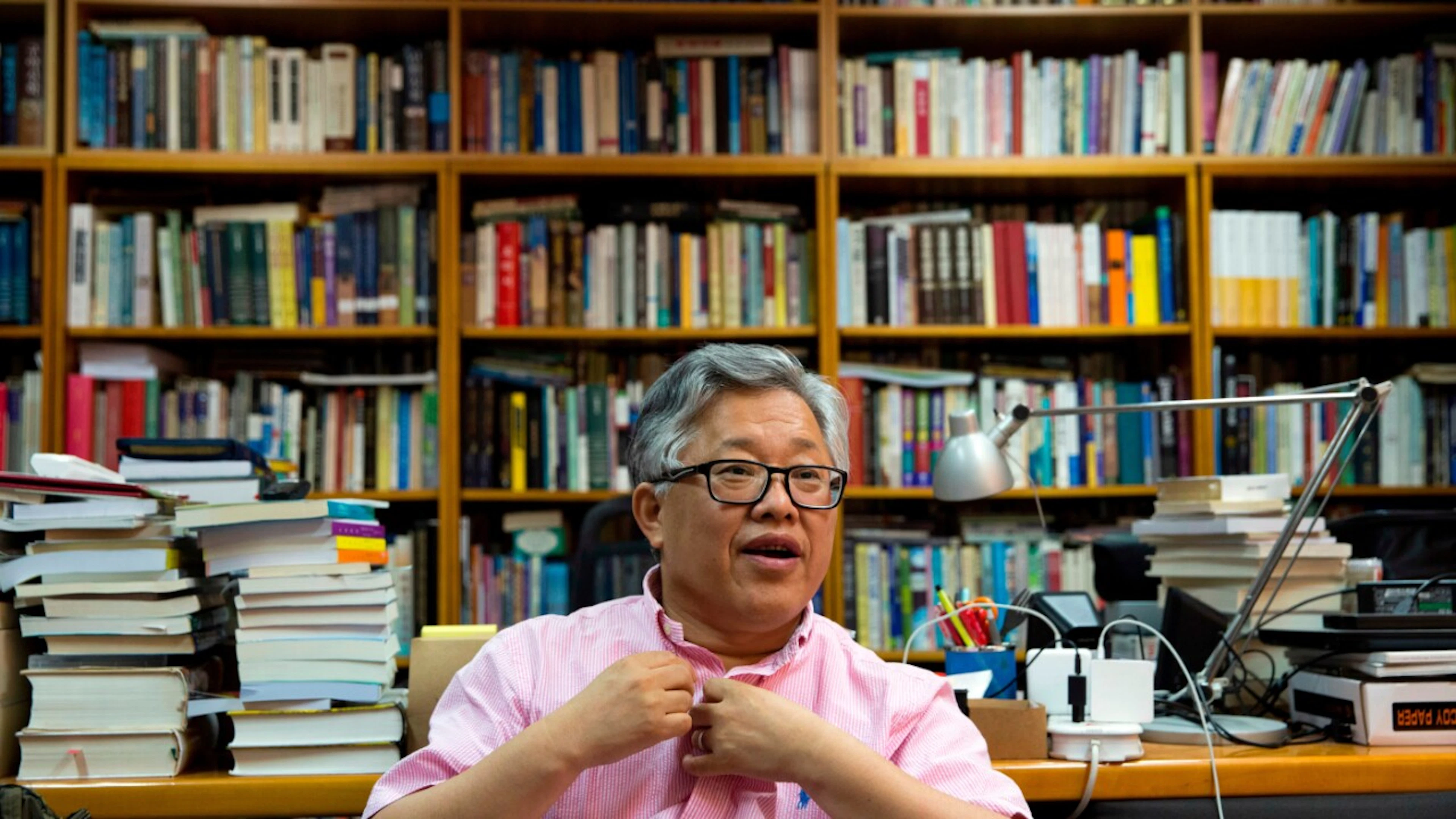ARCHIV – Pastor Ezra Jin Mingri spricht 2018 während eines Interviews in der Zion-Kirche in Peking. Foto: Ng Han Guan/AP/dpa (Archivbild)