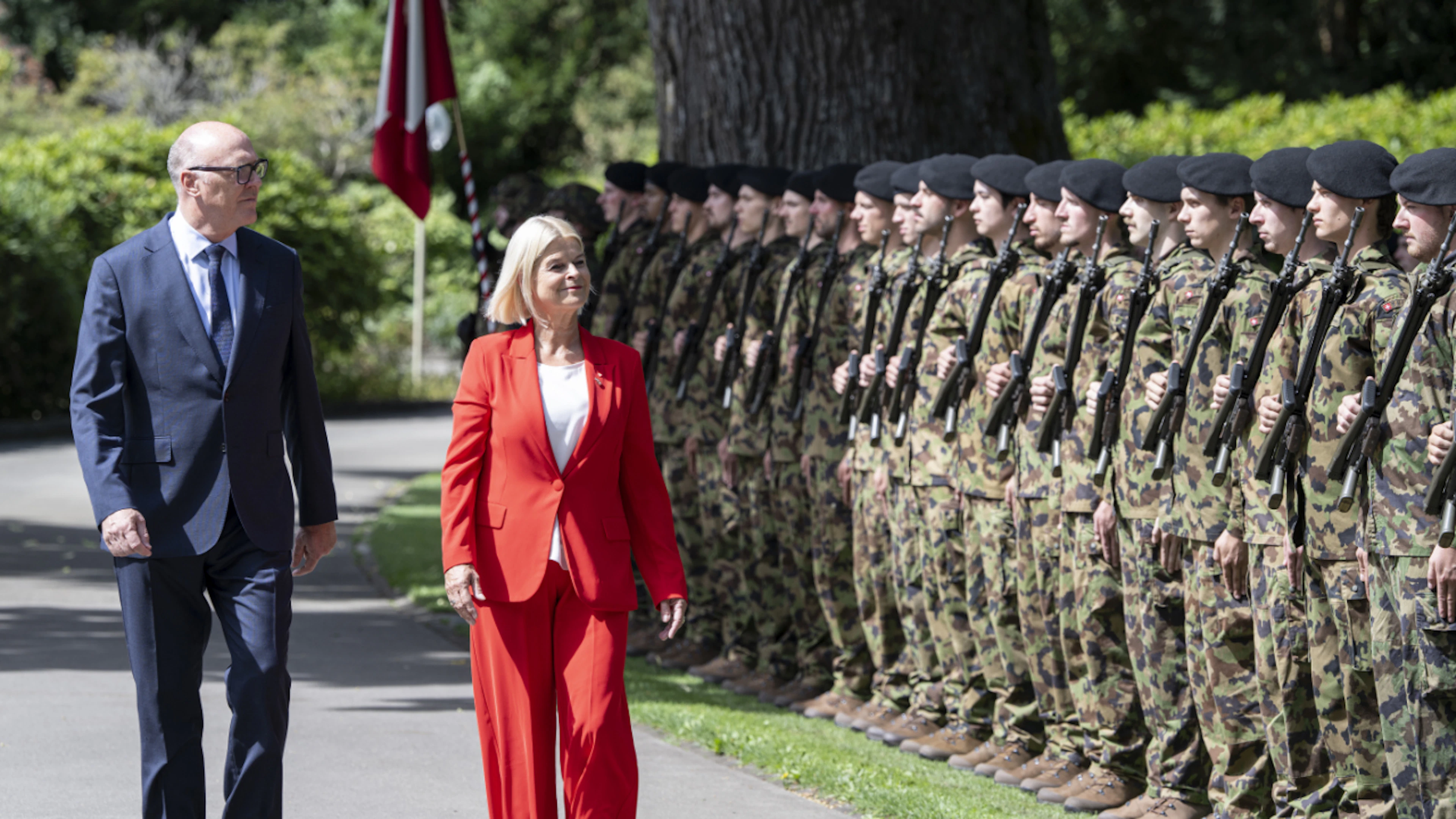 Il consigliere federale Martin Pfister e la ministra della difesa austriaca Klaudia Tanner nei pressi di Berna.