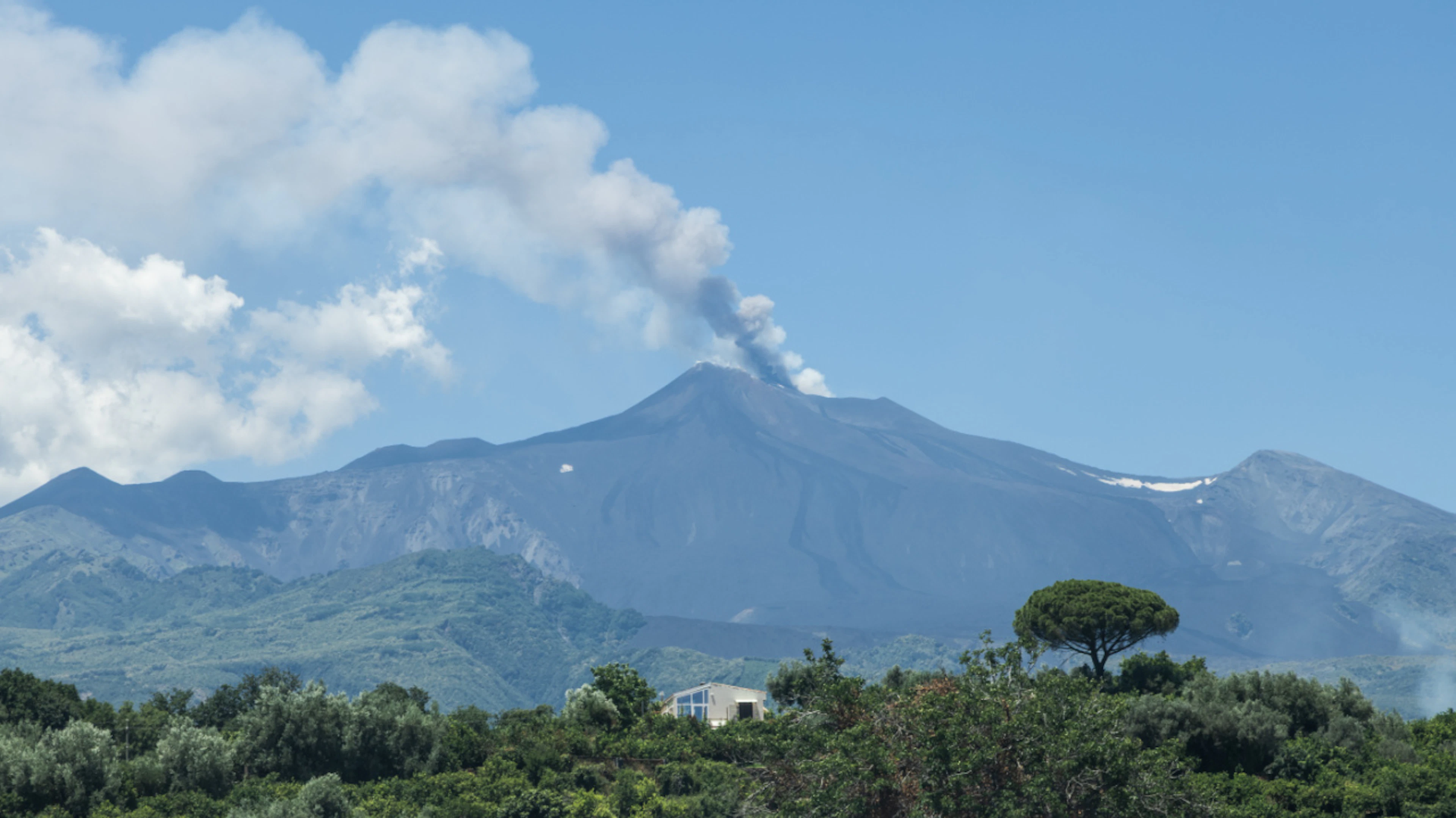 dpatopbilder – Blick auf eine Aschewolke des Vulkans Ätna. Wegen des starken Ascheausstosses des Ätna auf der italienischen Mittelmeerinsel Sizilien ist der Flugverkehr am Flughafen Catania derzeit nur bedingt möglich. Foto: Francesco Enriquez/IPA via ZUMA Press/dpa