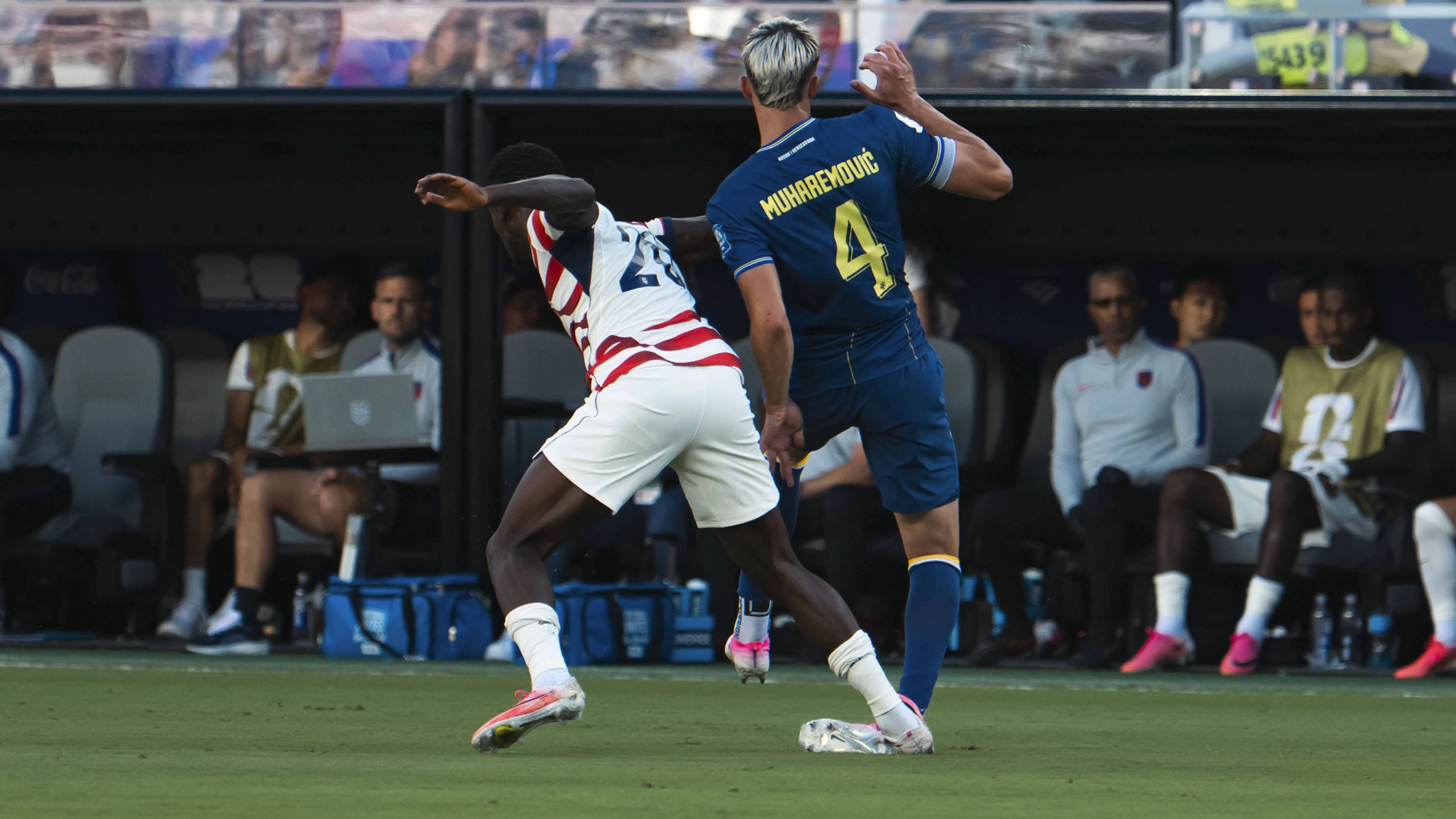 Balogun (l.) sah Rot.
