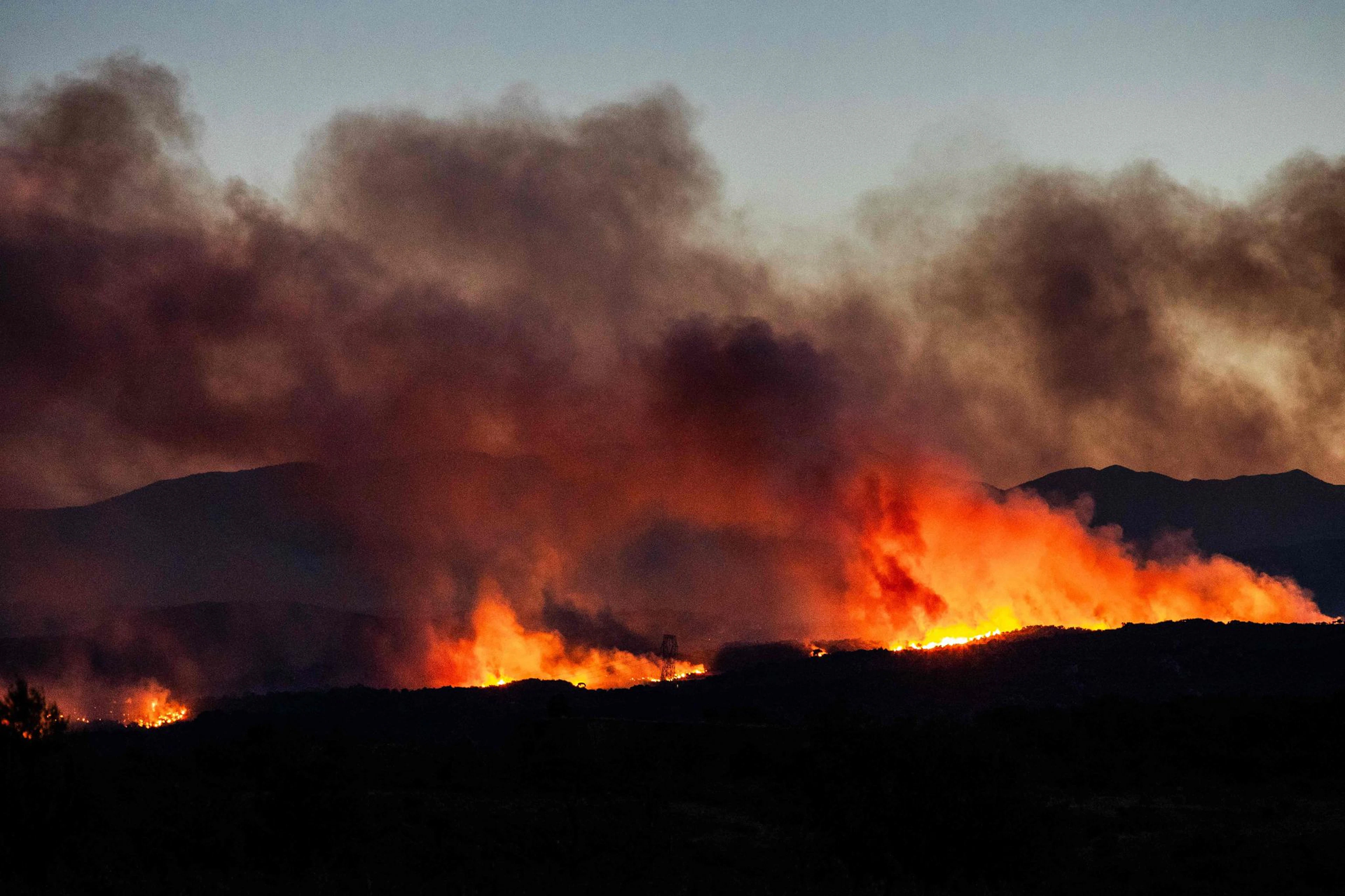 Wind, Hitze und Trockenheit fachen einen grossen Brand in Südfrankreich an.