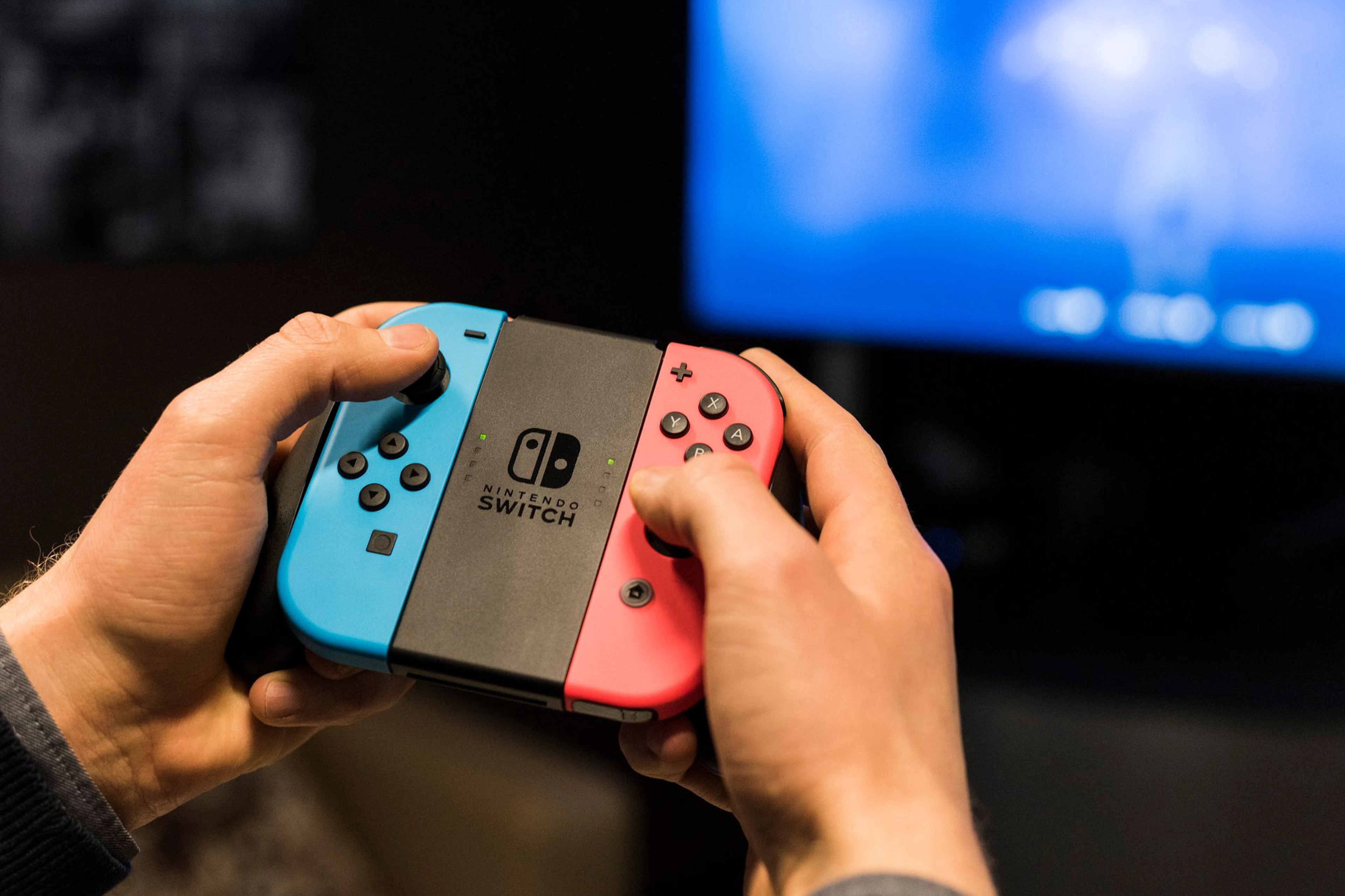 Die ursprüngliche Generation der Switch-Konsolen blieb als günstigerer Einstiegsweg in die Nintendo-Welt im Angebot. (Archivbild)