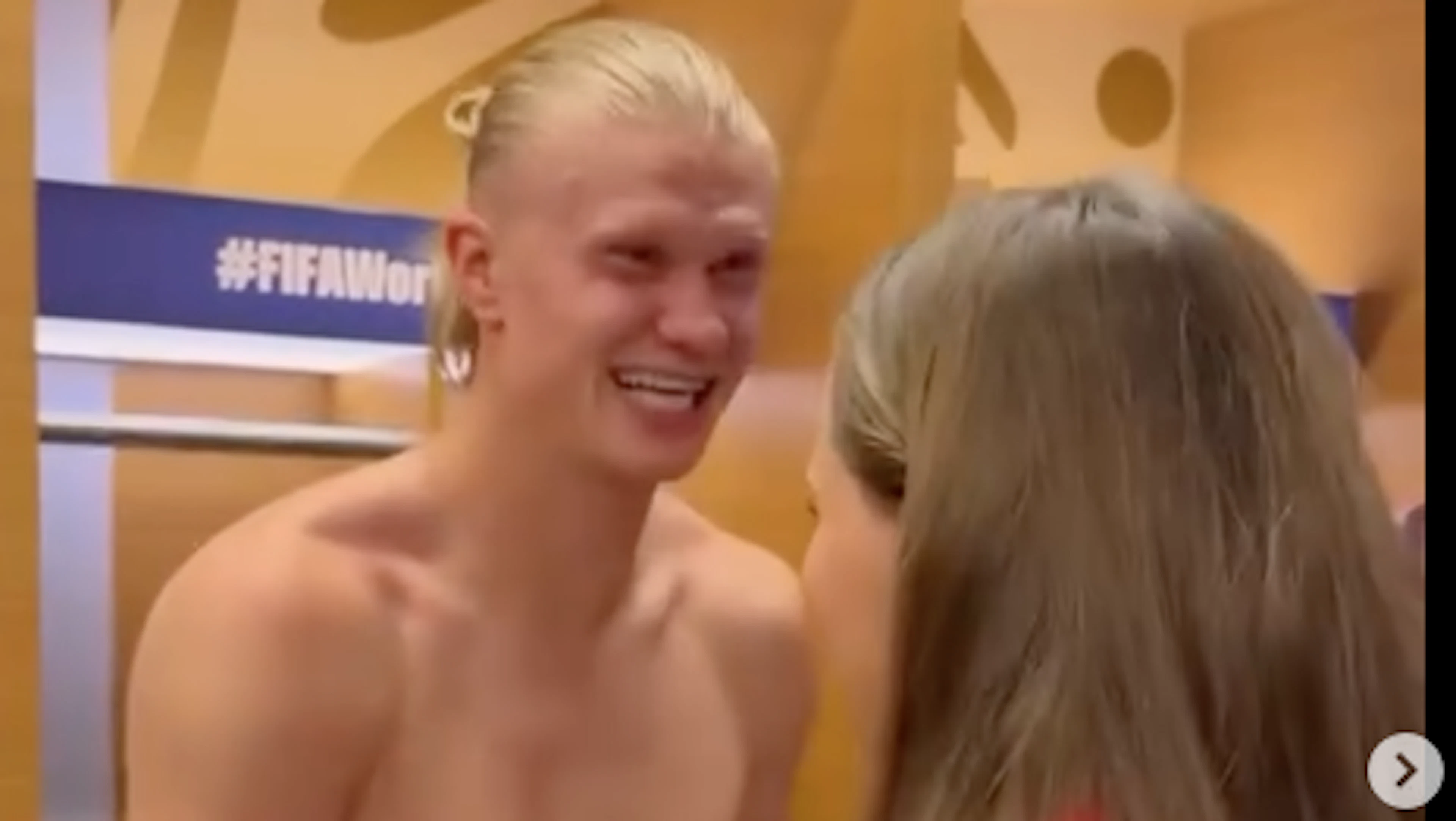 Hier bekommt der halbnackte Haaland eine royale Umarmung