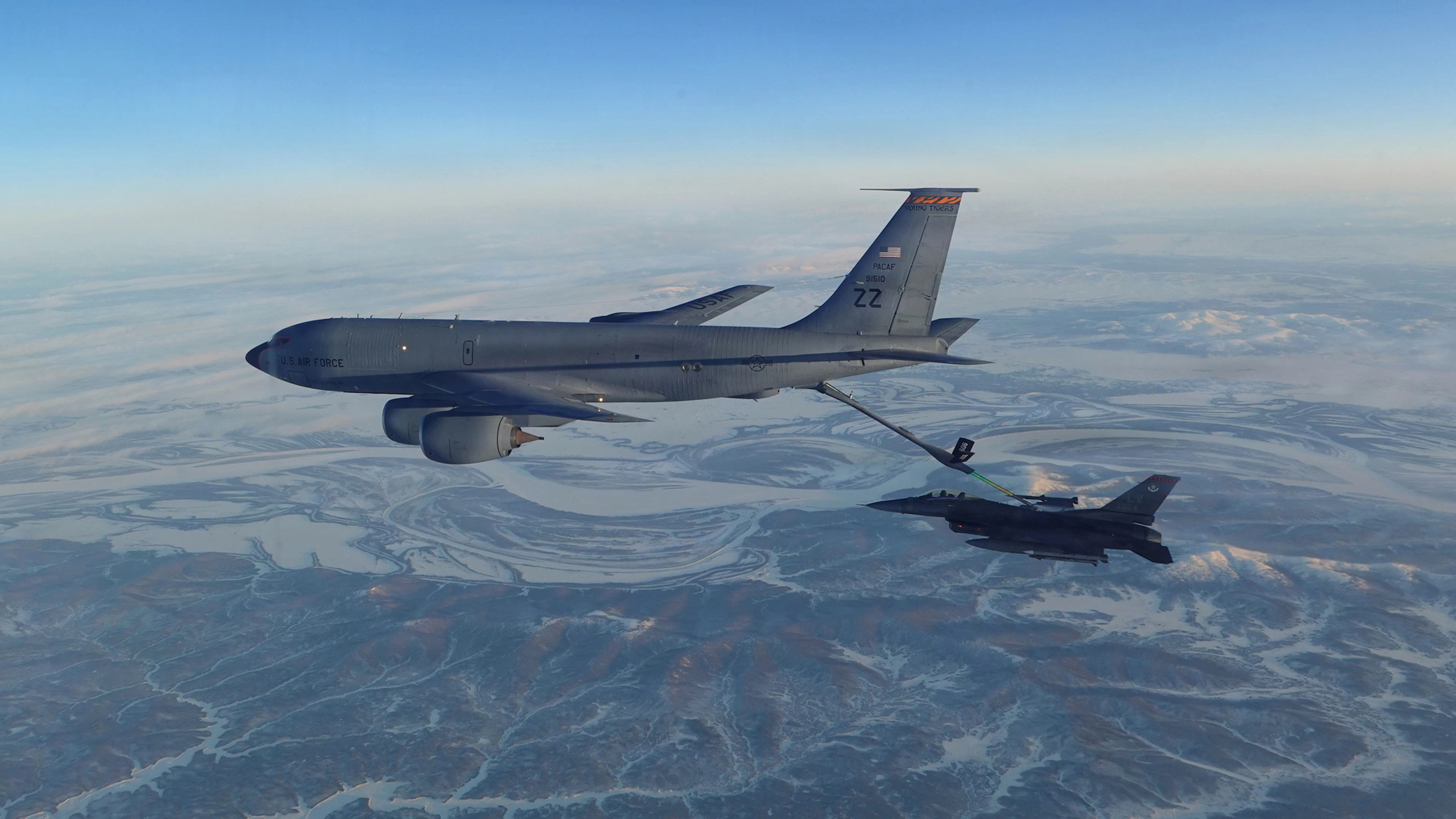 Wenn dem Tankflugzeug selbst der Sprit ausgeht: Ein KC-135 Stratotanker musste nach einer Flugshow zum 250. Geburtstag der USA eine «Minimum Fuel Emergency» erklären. (Symbolbild)