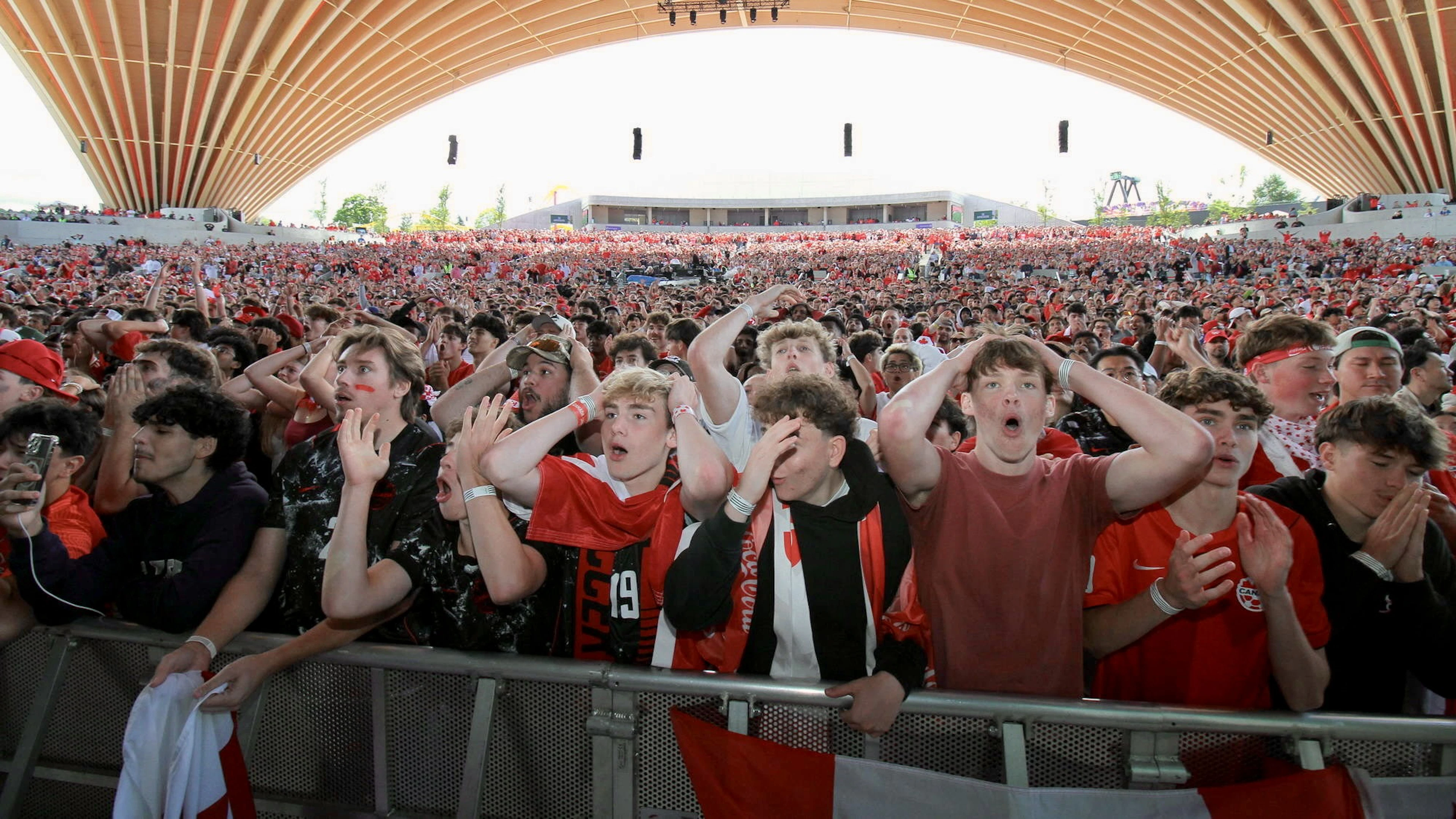 Des fans assistent à Canada-Maroc au «FIFA Fan Festival».