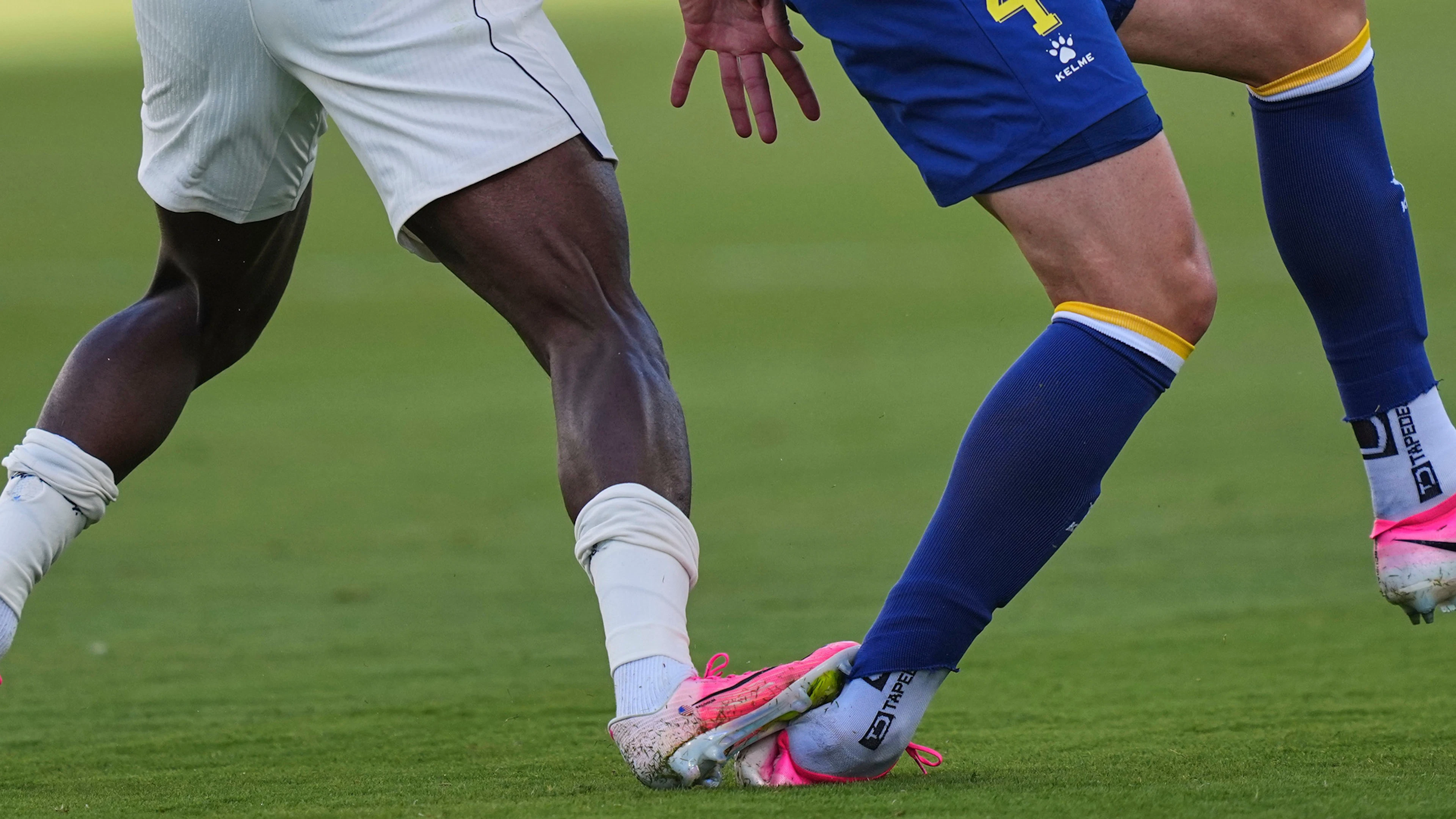 Unglücklich, aber unstrittig: Folarin Balogun tritt Bosniens Tarik Muharemovic auf den Knöchel und sieht Rot.