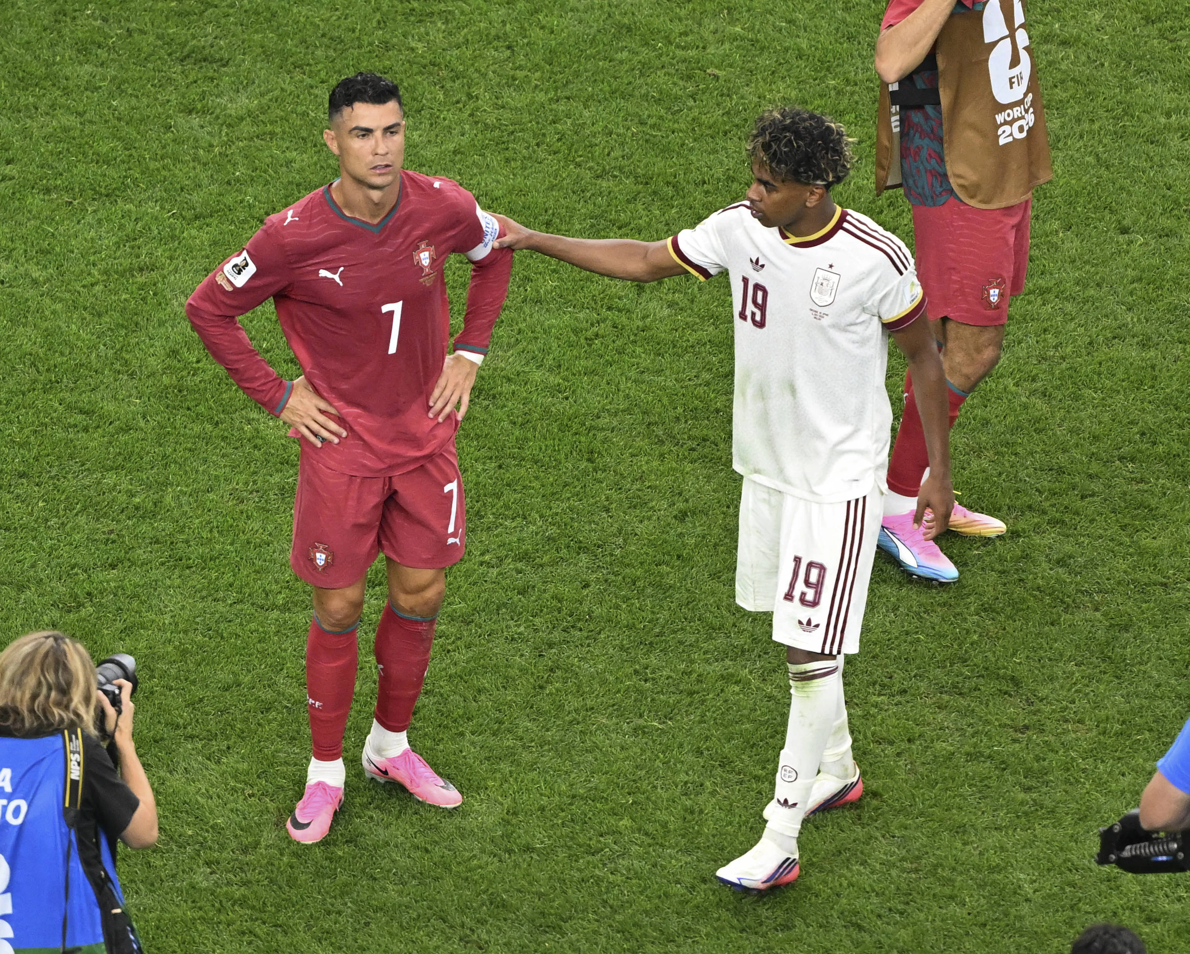 Lamine Yamal (rechts) gibt Ronaldo einen anerkennenden Schulterklopfer.