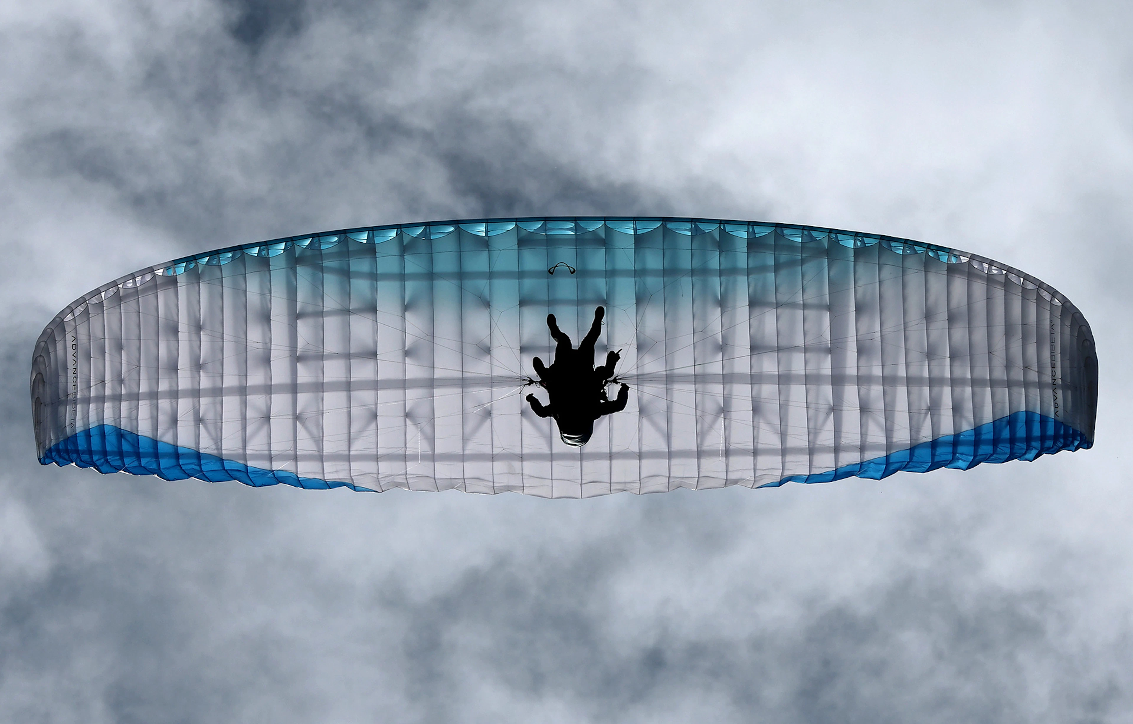 Eine 28-jährige Hessin verunglückt beim Paragleiten im Stubaital, ein Pilot stibt bei einem Tandemflug auf der Seiser Alm in Südtirol. (Symbolbild)