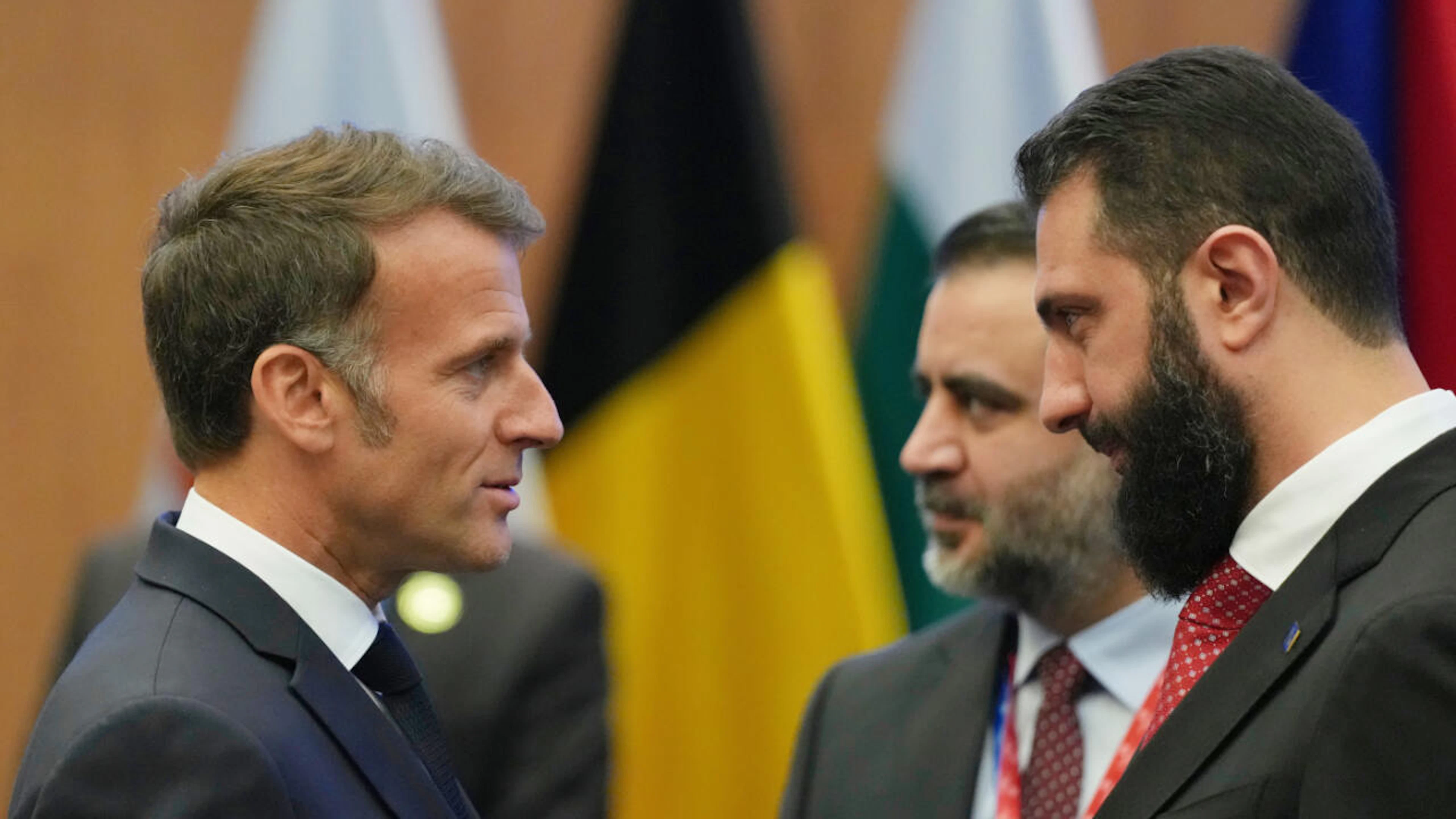 Le président français Emmanuel Macron (à gauche) doit rencontrer son homologue syrien Ahmad al-Chareh (à gauche) mardi (archives).