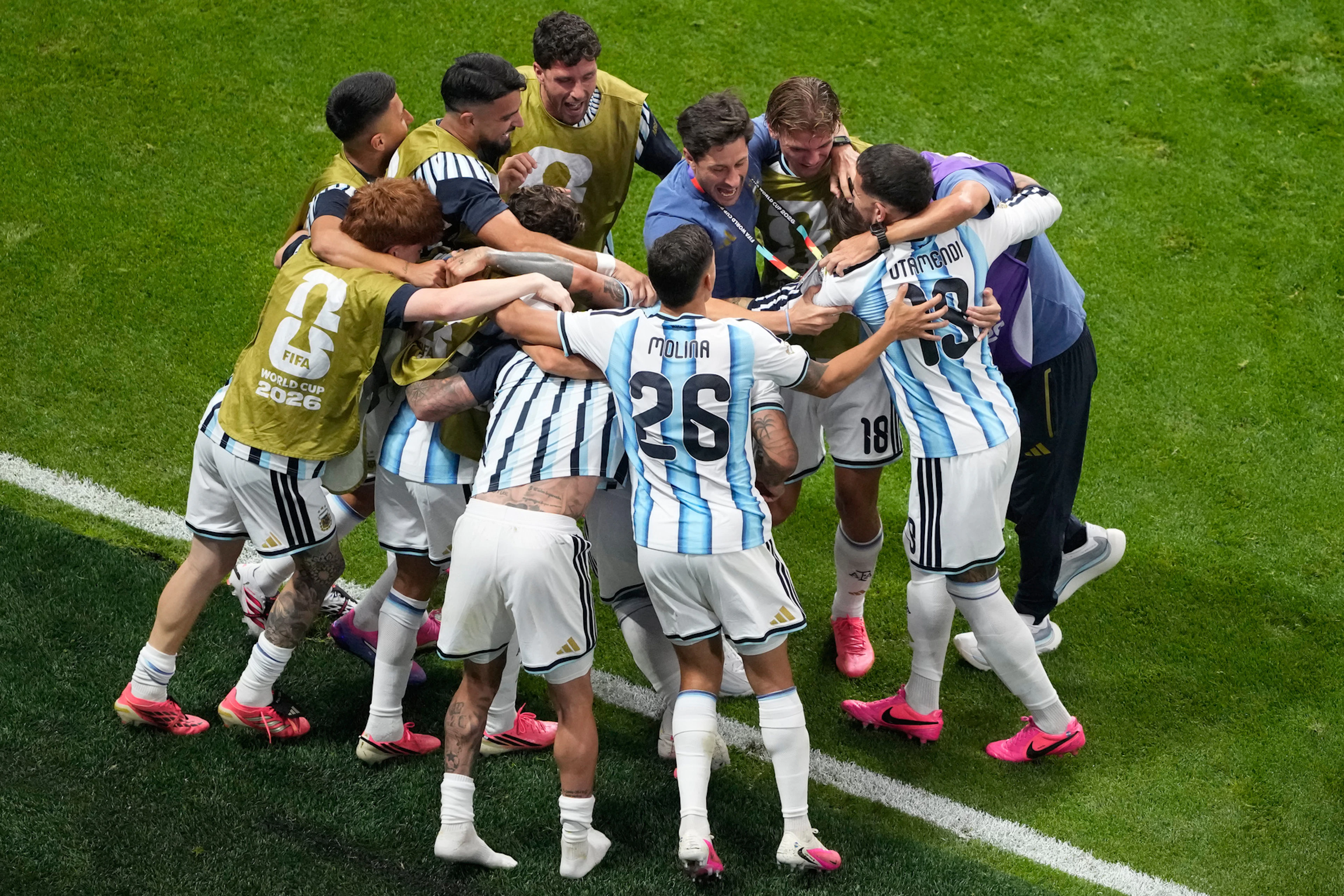 Gli argentini festeggiano la vittoria contro l'Egitto e la qualifica ai quarti.