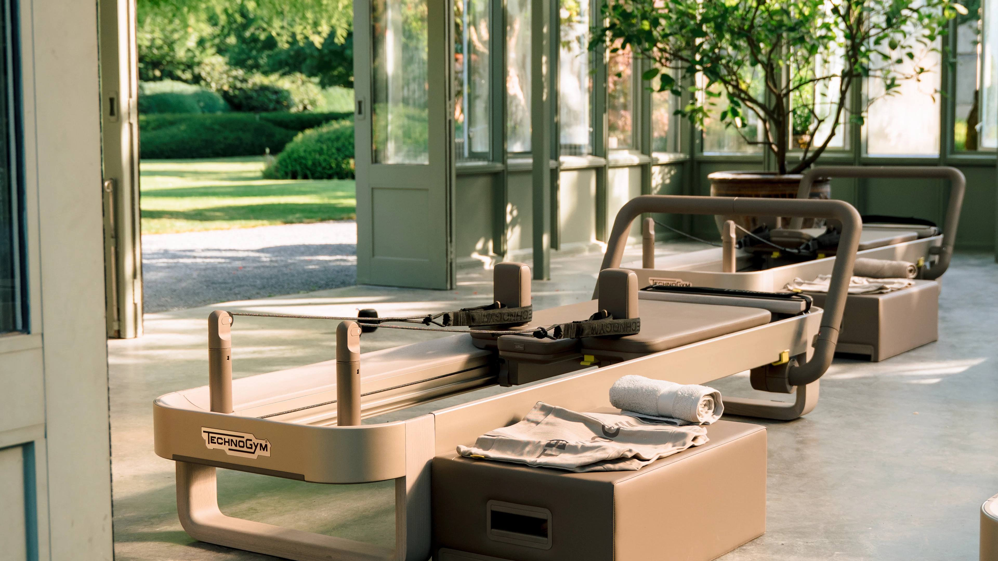 Während Reformer bisher vor allem in Pilates-Studios, Fitnessstudios und Hotels zu finden waren, entdecken inzwischen immer mehr Privatpersonen die Geräte für sich. Auf dem Foto: Der frisch lancierte Technogym Reform.