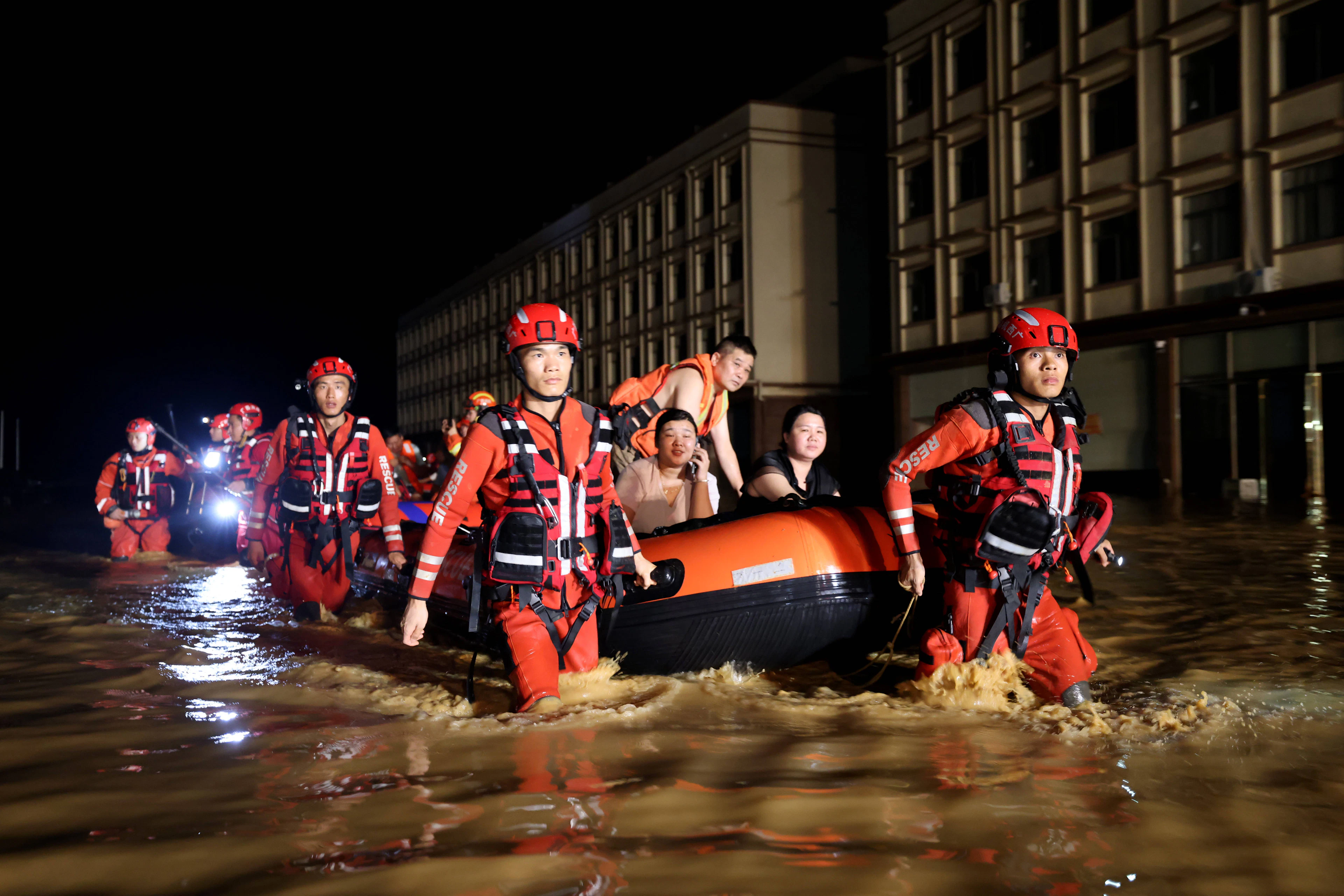 NANNING, CHINE - 6 JUILLET : Des secouristes évacuent des habitants après la rupture d'un barrage d'un réservoir local due au typhon Maysak, le 6 juillet 2026 à Hengzhou, Nanning, dans la région autonome du Guangxi Zhuang, en Chine. Les autorités locales organisent l'évacuation des habitants des zones touchées de la ville de Hengzhou, dans le Guangxi. PUBLICATIONxNOTxINxCHN Copyright : xVCGx 111652725024