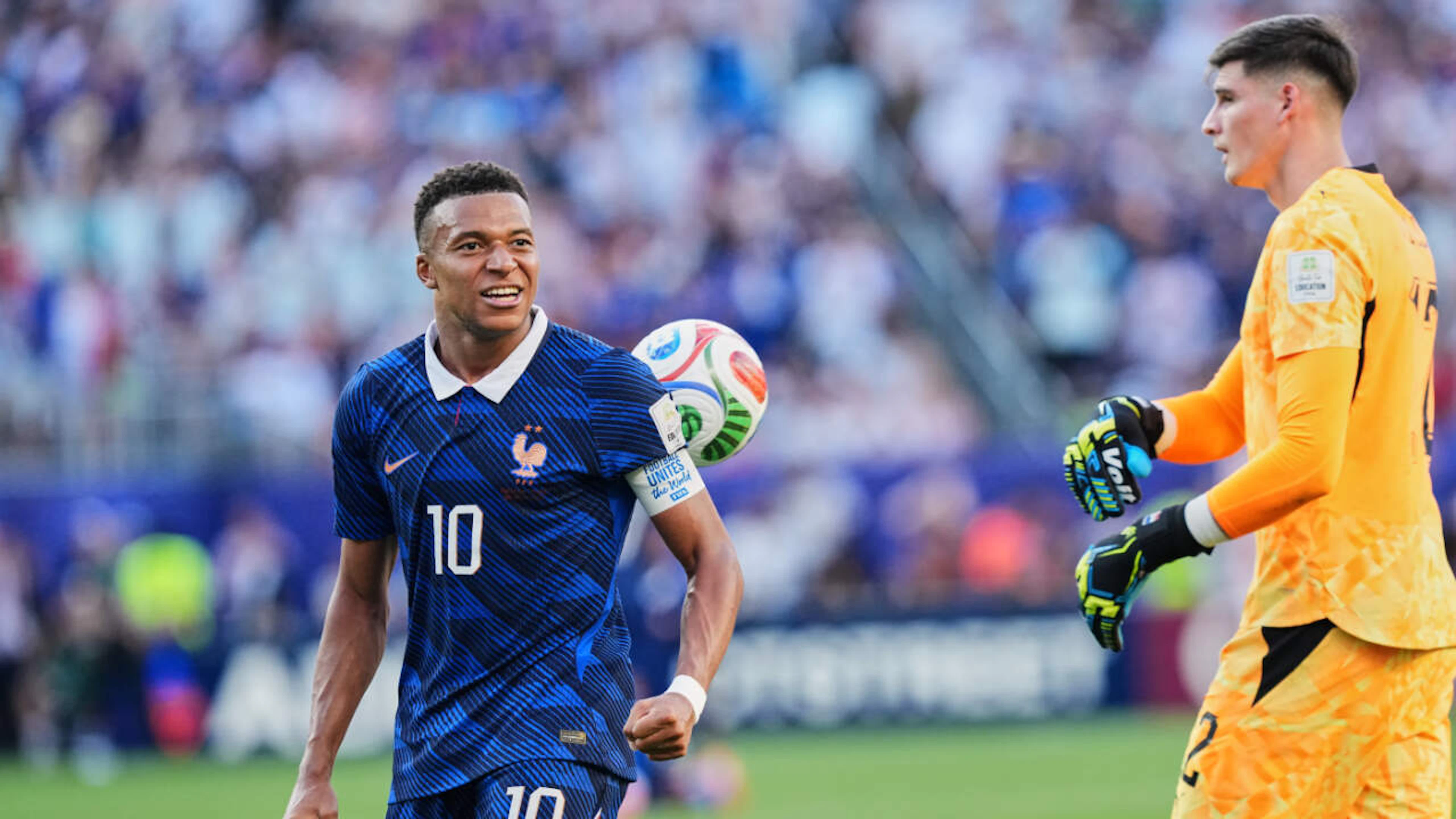Kylian Mbappé jubelt nach dem Sieg über Paraguay – was in der Heimat des unterlegenen Teams für Bluthochdruck sorgt.