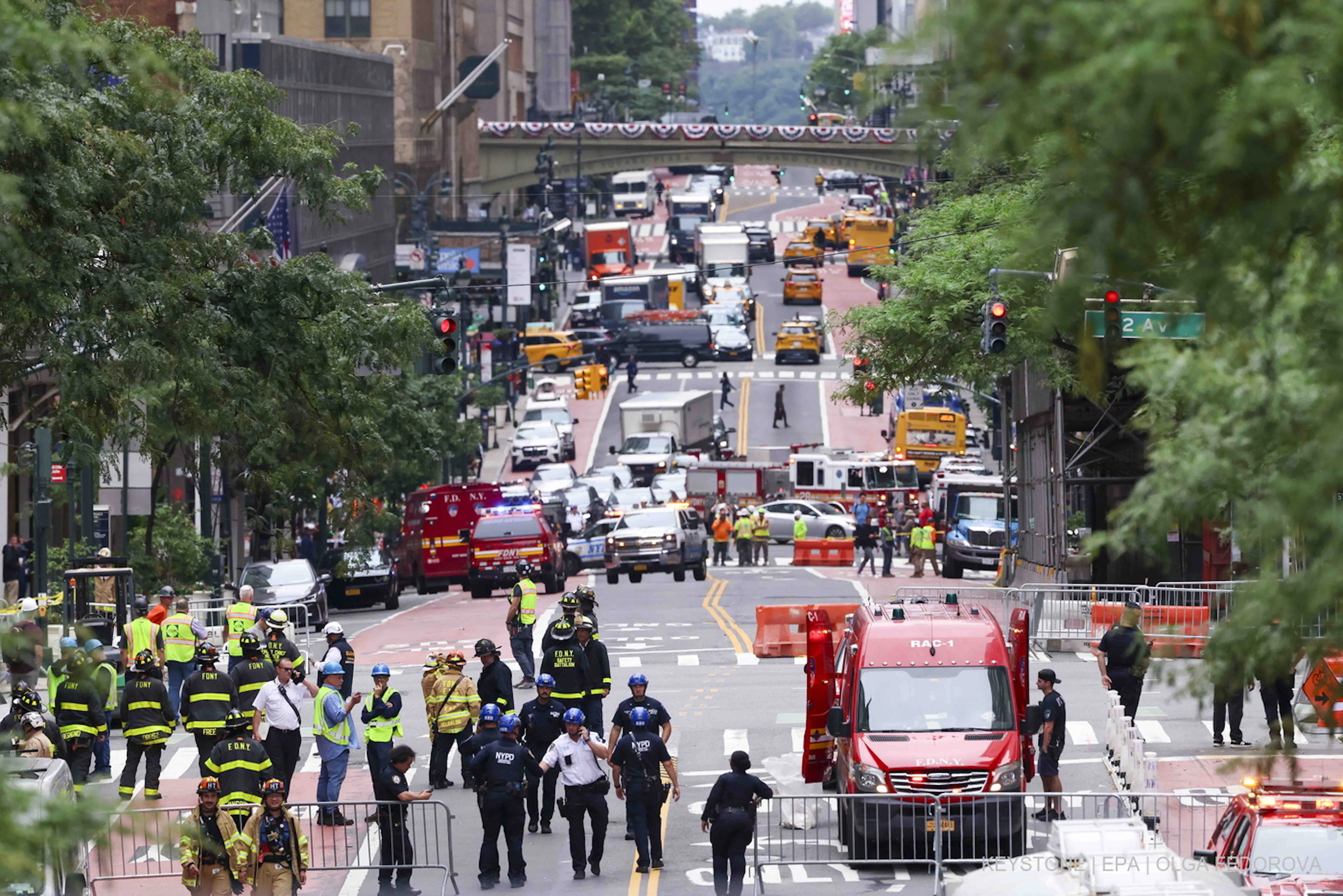Rettungskräfte sind bei einem im Umbau befindlichen 38-stöckigen Gebäude in Midtown Manhattan im Einsatz.