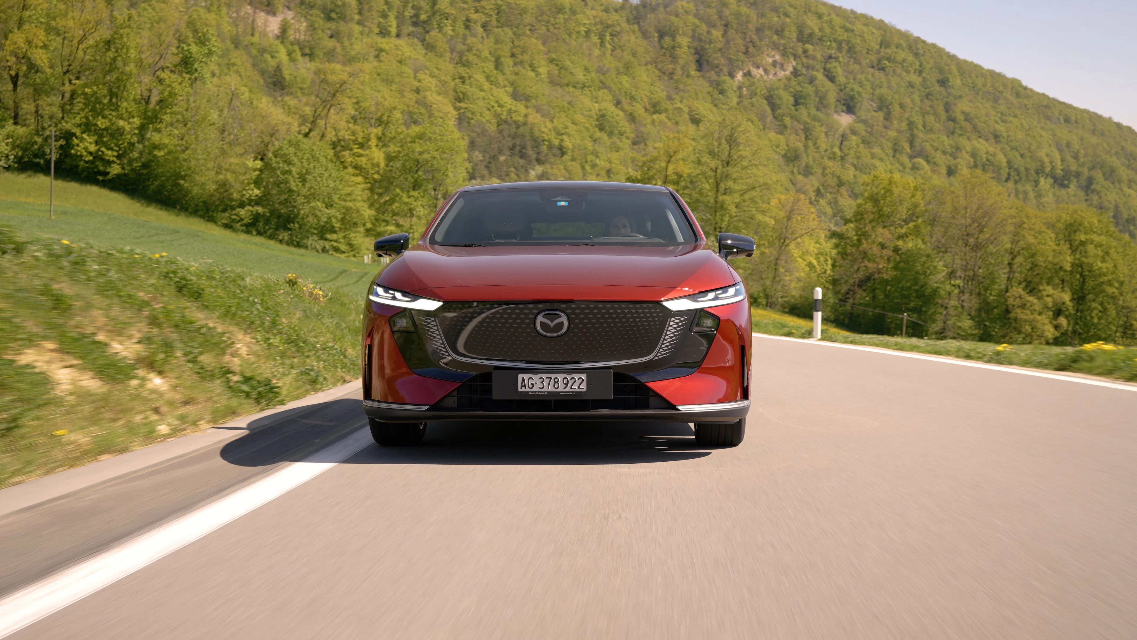 Die Assistenzsysteme vom Mazda 6e brauchen dringend ein Update, ist Cyndies Fazit nach dem Test.