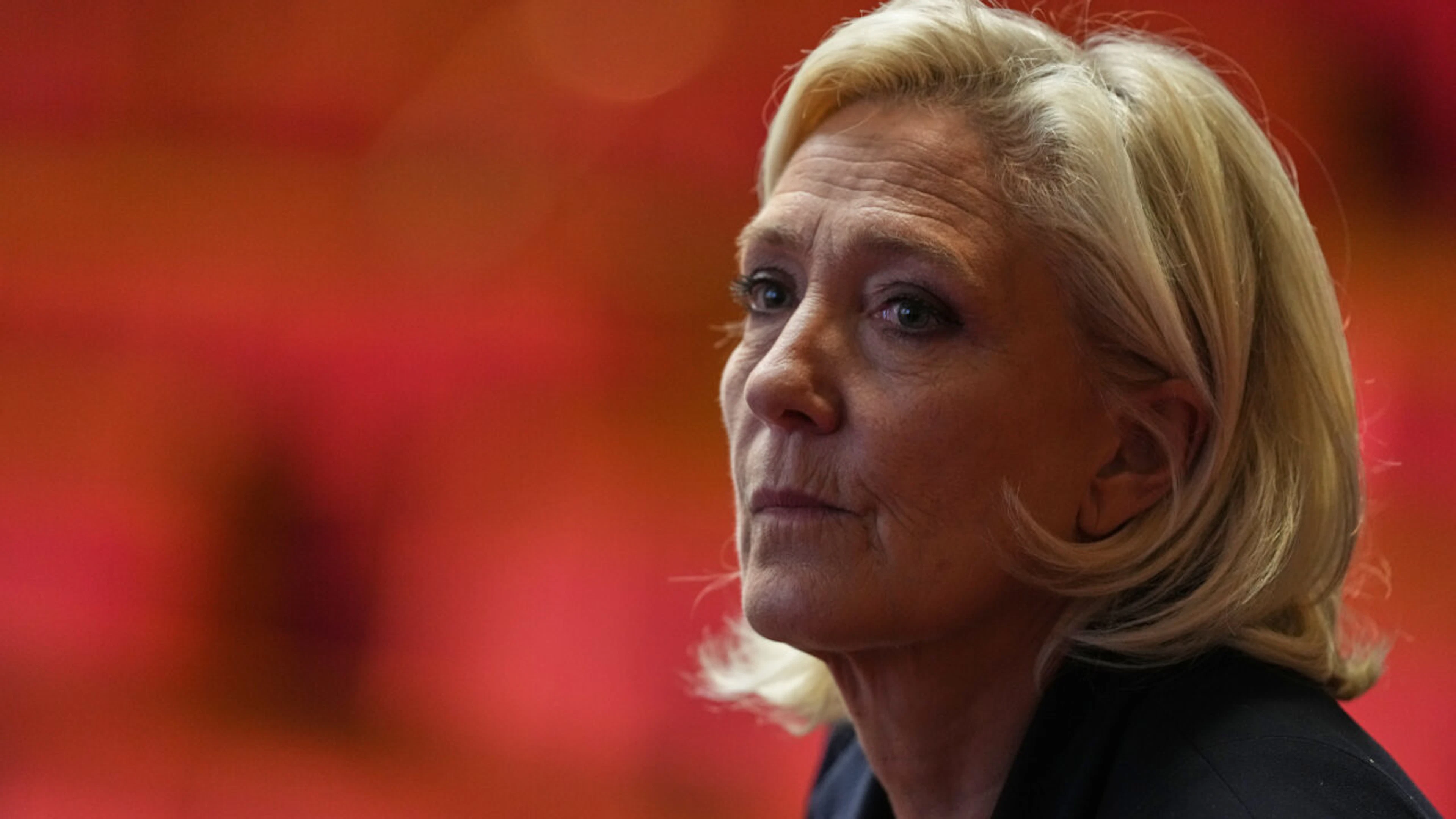 Marine Le Pen, Fraktionsvorsitzende des Rassemblement National (RN), verfolgt die Debatten vor einem Misstrauensvotum in der Nationalversammlung.