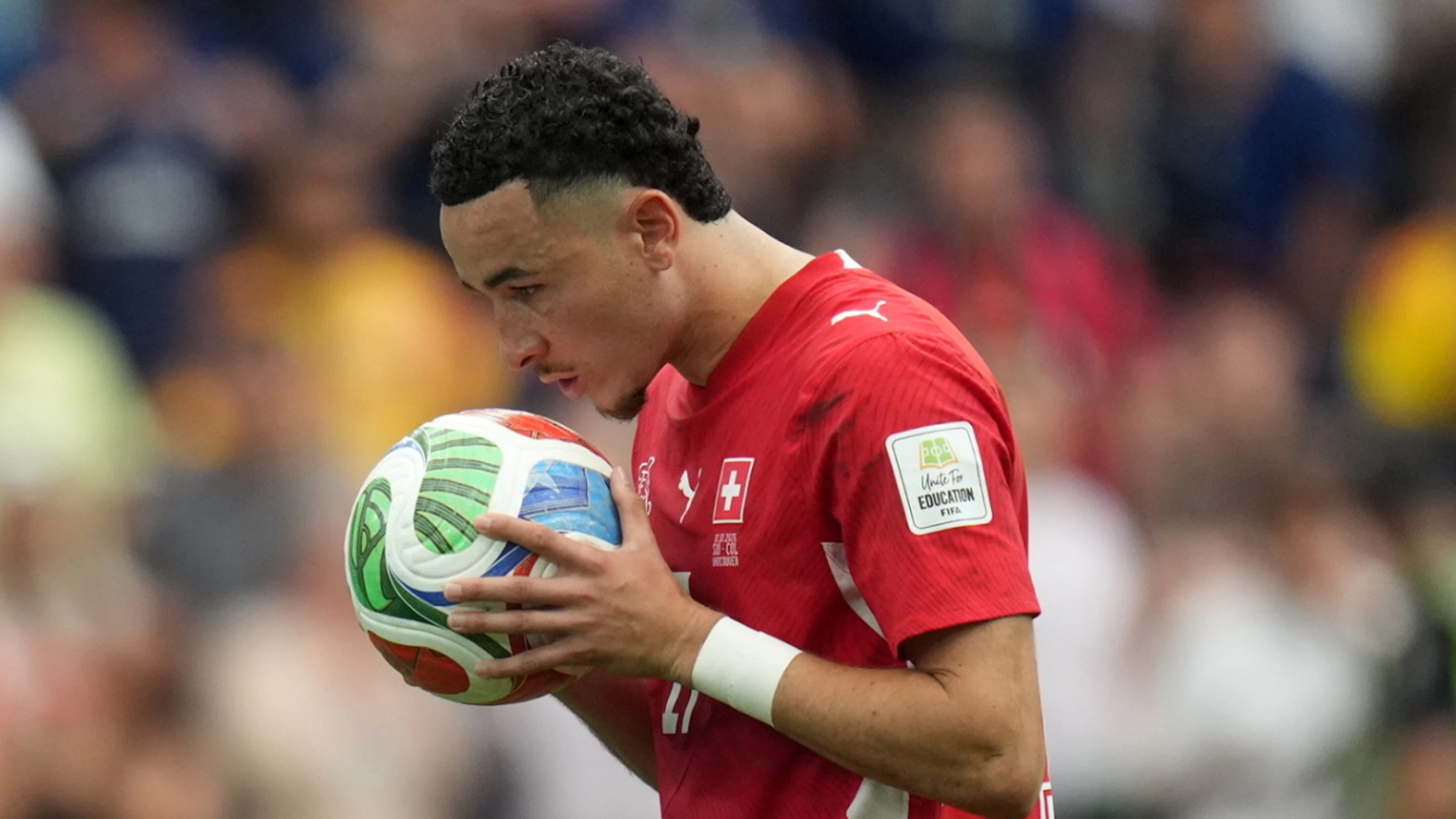 Vargas bacia il pallone prima di siglare il rigore decisivo.