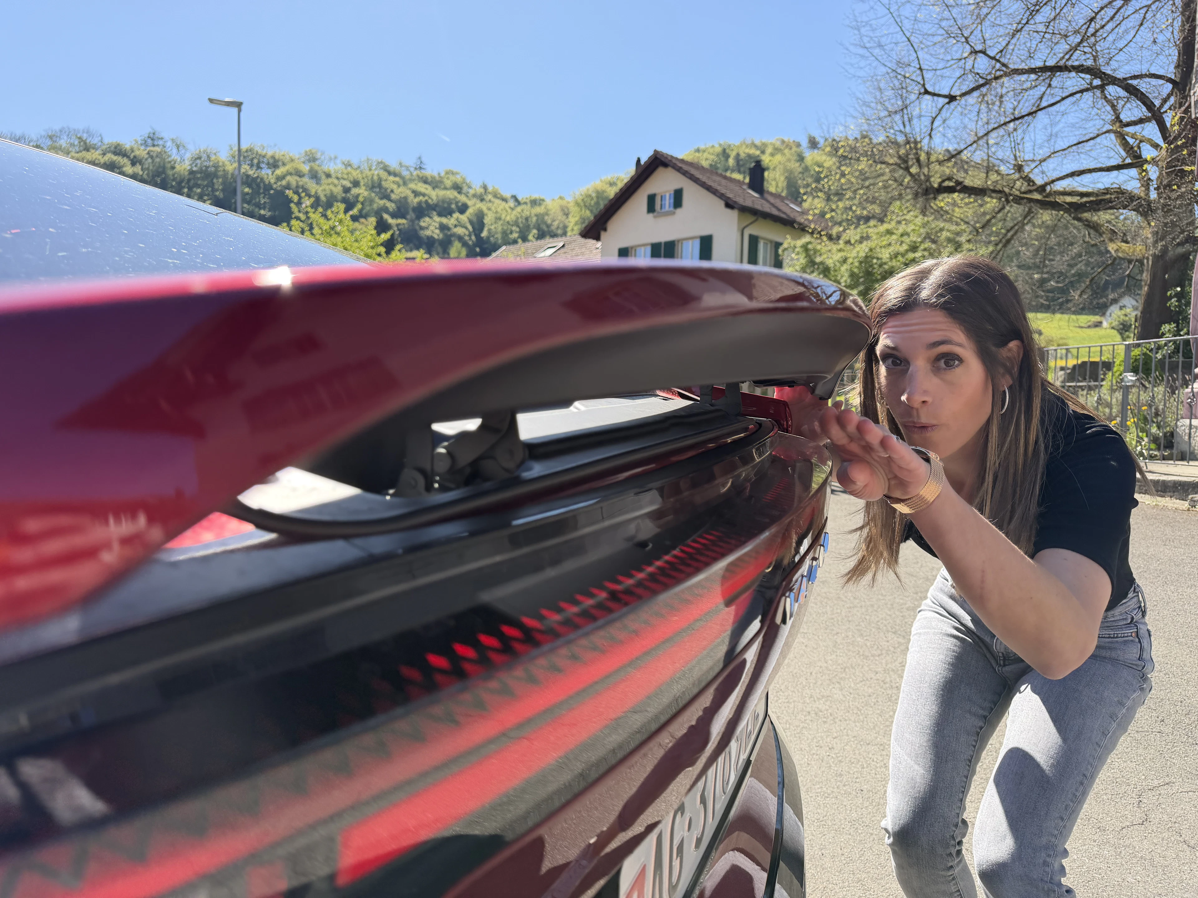 Der Heckspoiler lässt den Mazda sportlicher wirken als er ist.