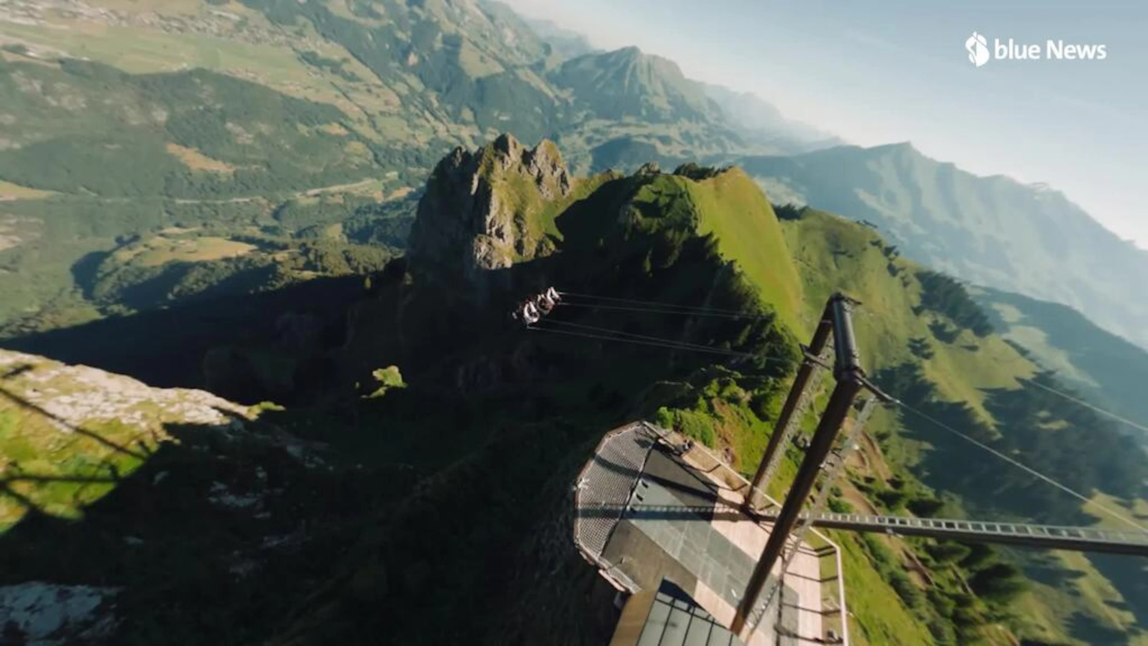 La première balançoire géante de Suisse inaugurée à Villars